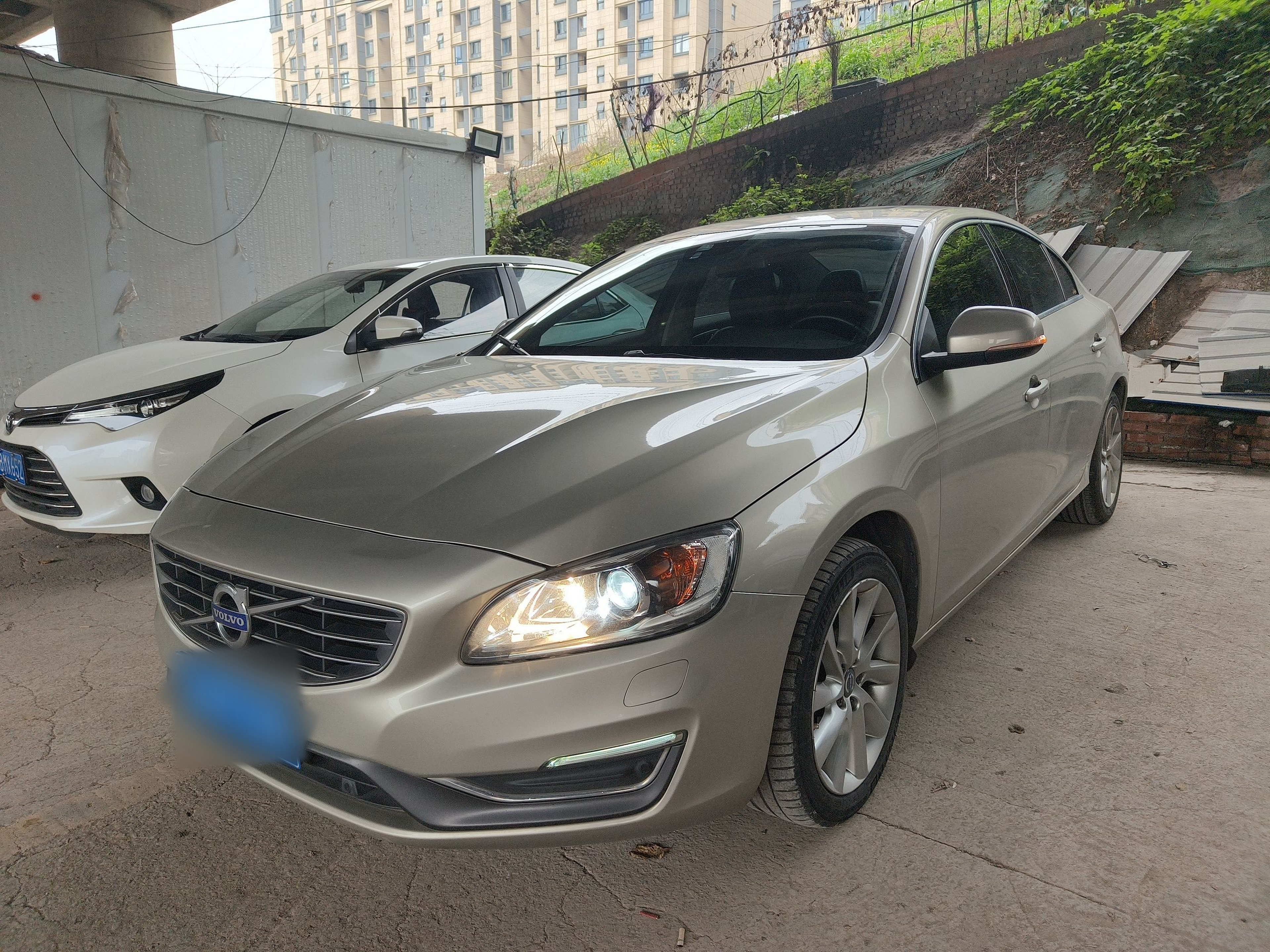 Под передней частью автомобиля