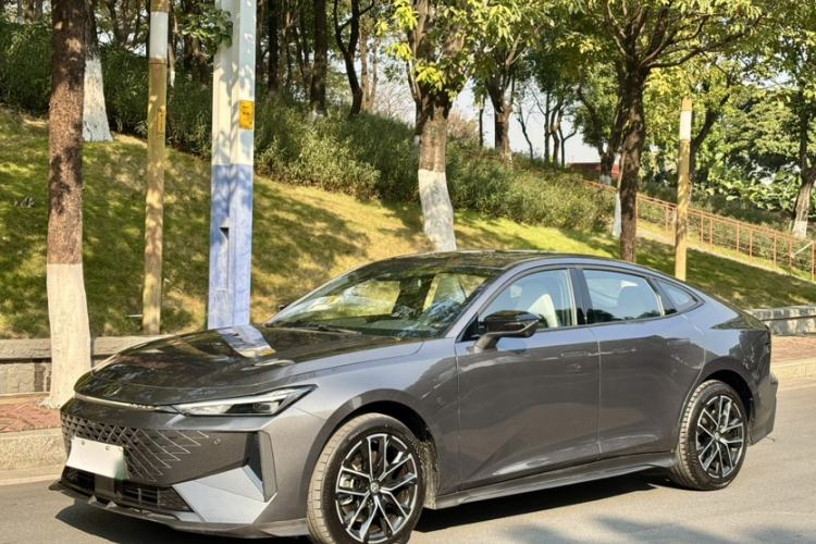 Used Changan UNI-V iDD 2024 Blue Whale Smart Electric iDD 136km ZhiKu Model