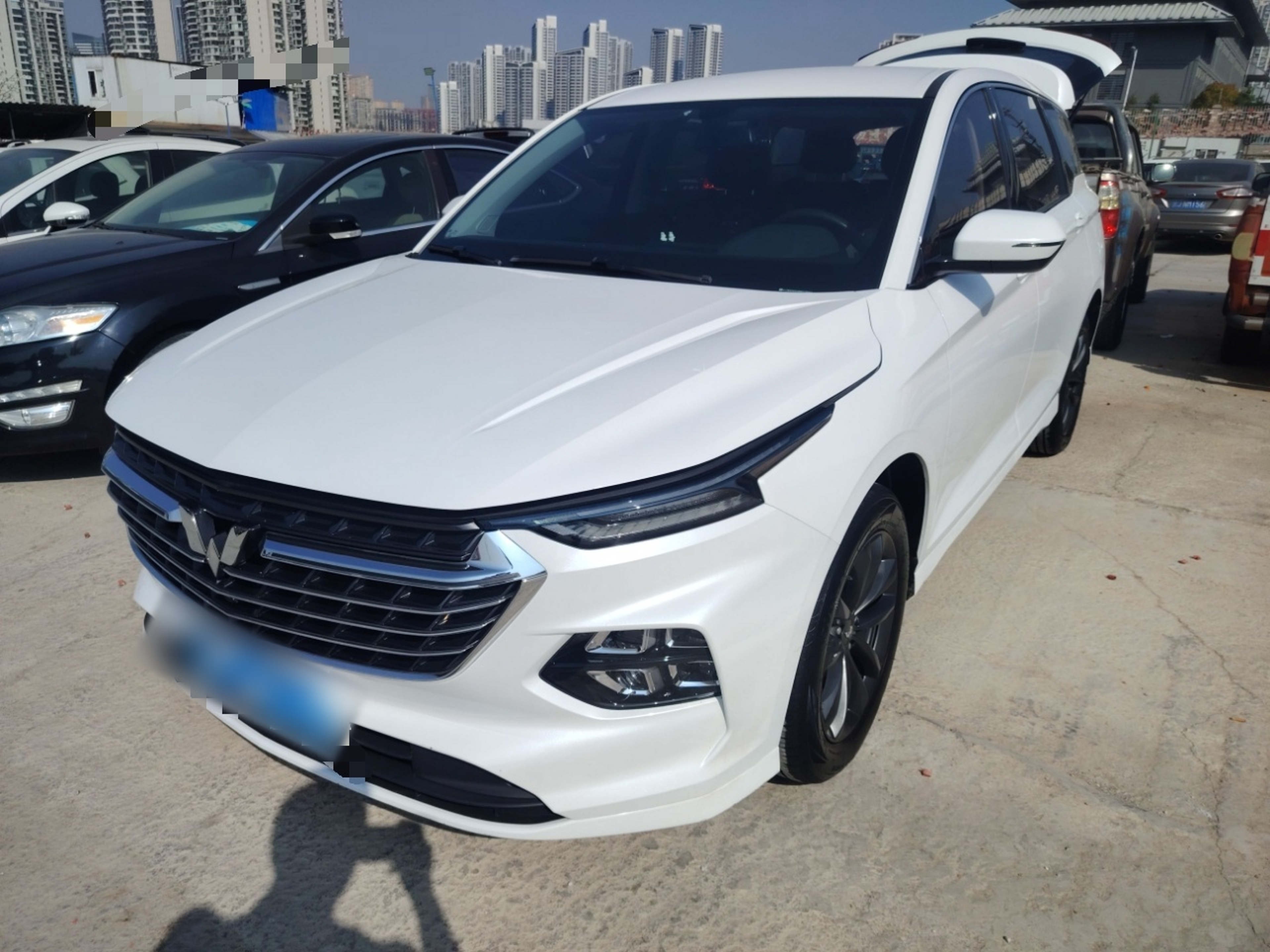 Под передней частью автомобиля