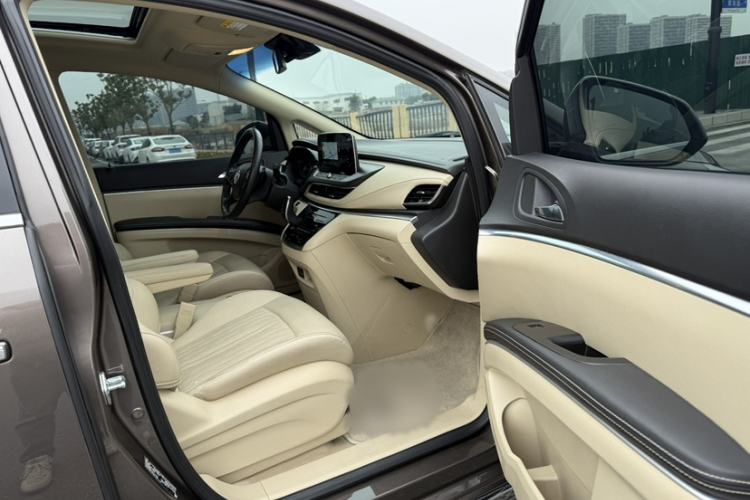 Used Buick GL8 2023 Facelifted Land Cruiser Executive Luxury Version
