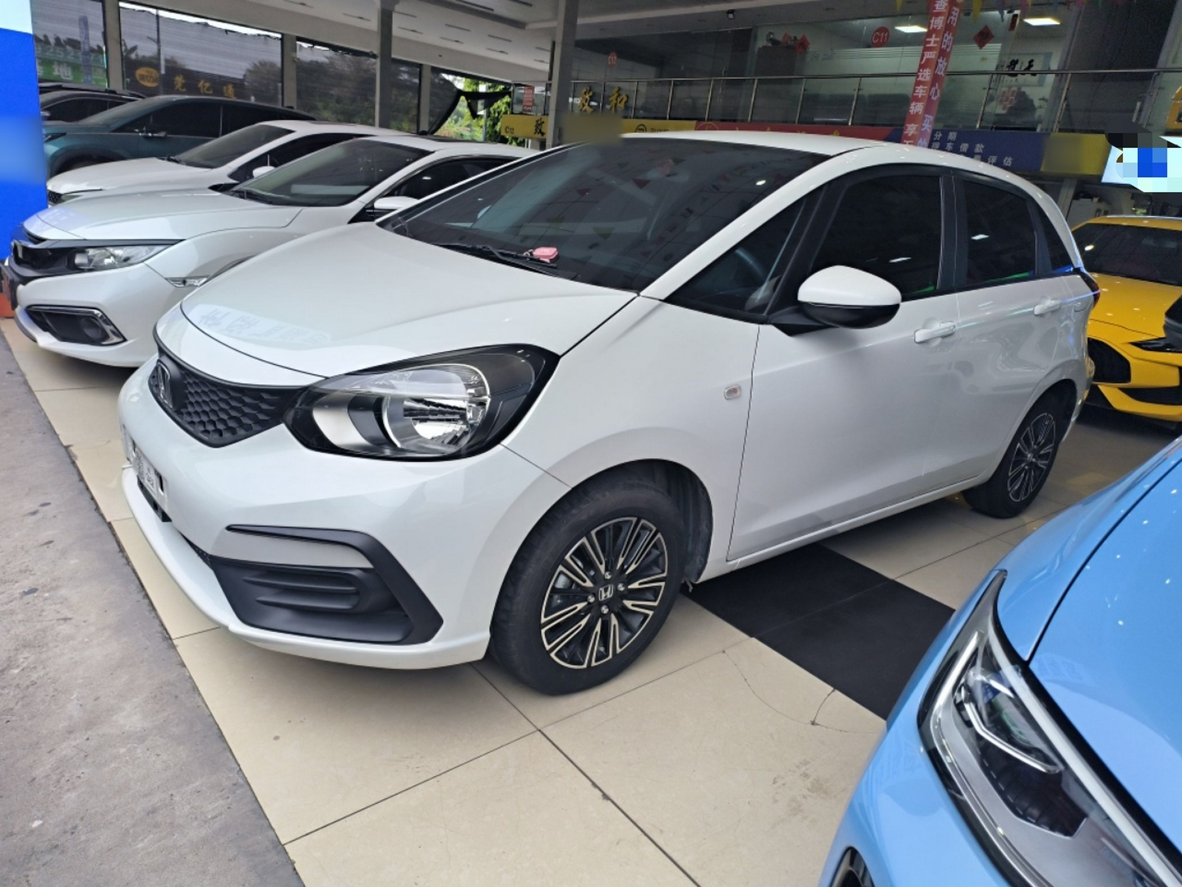 تحت مقدمة السيارة