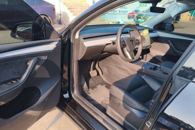 Used Tesla Model Y 2023 Long-Range All-Wheel-Drive Version
