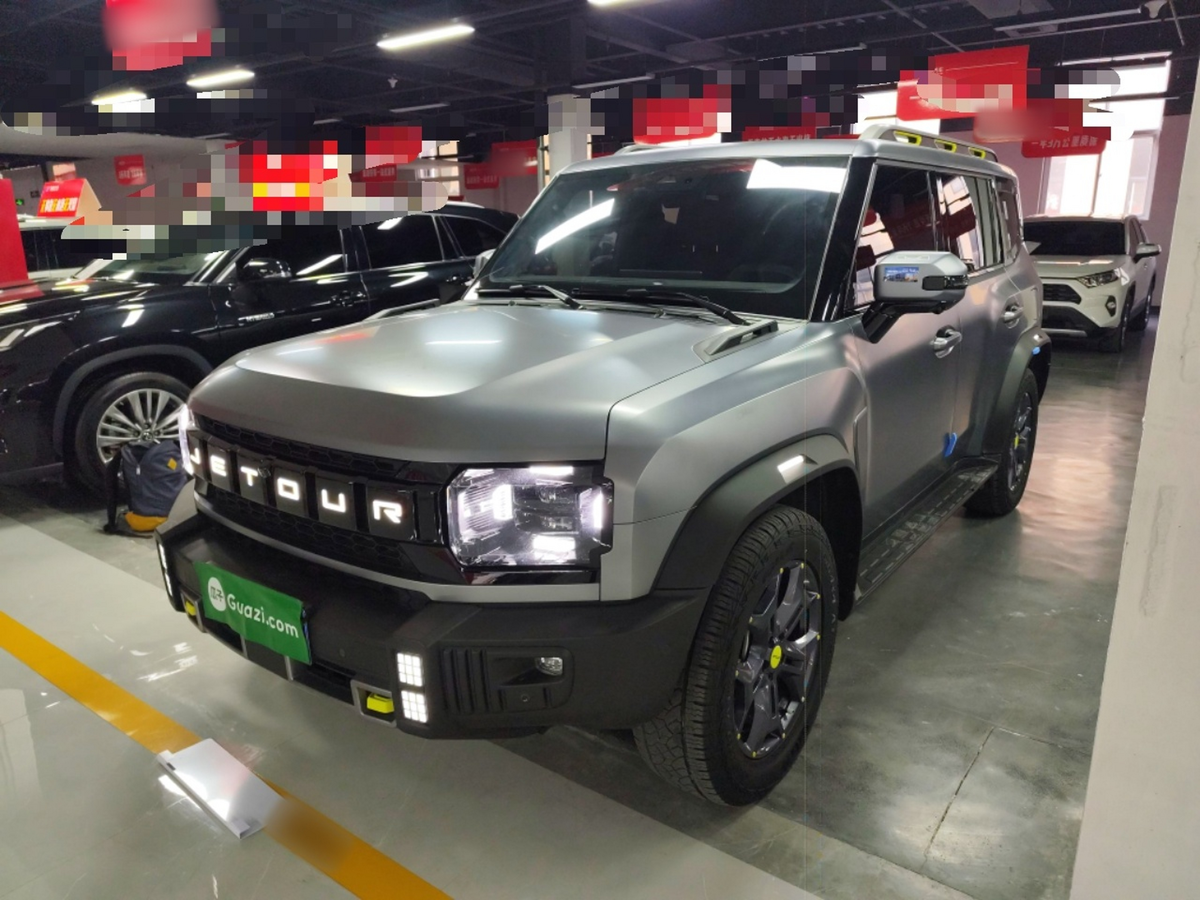 تحت مقدمة السيارة