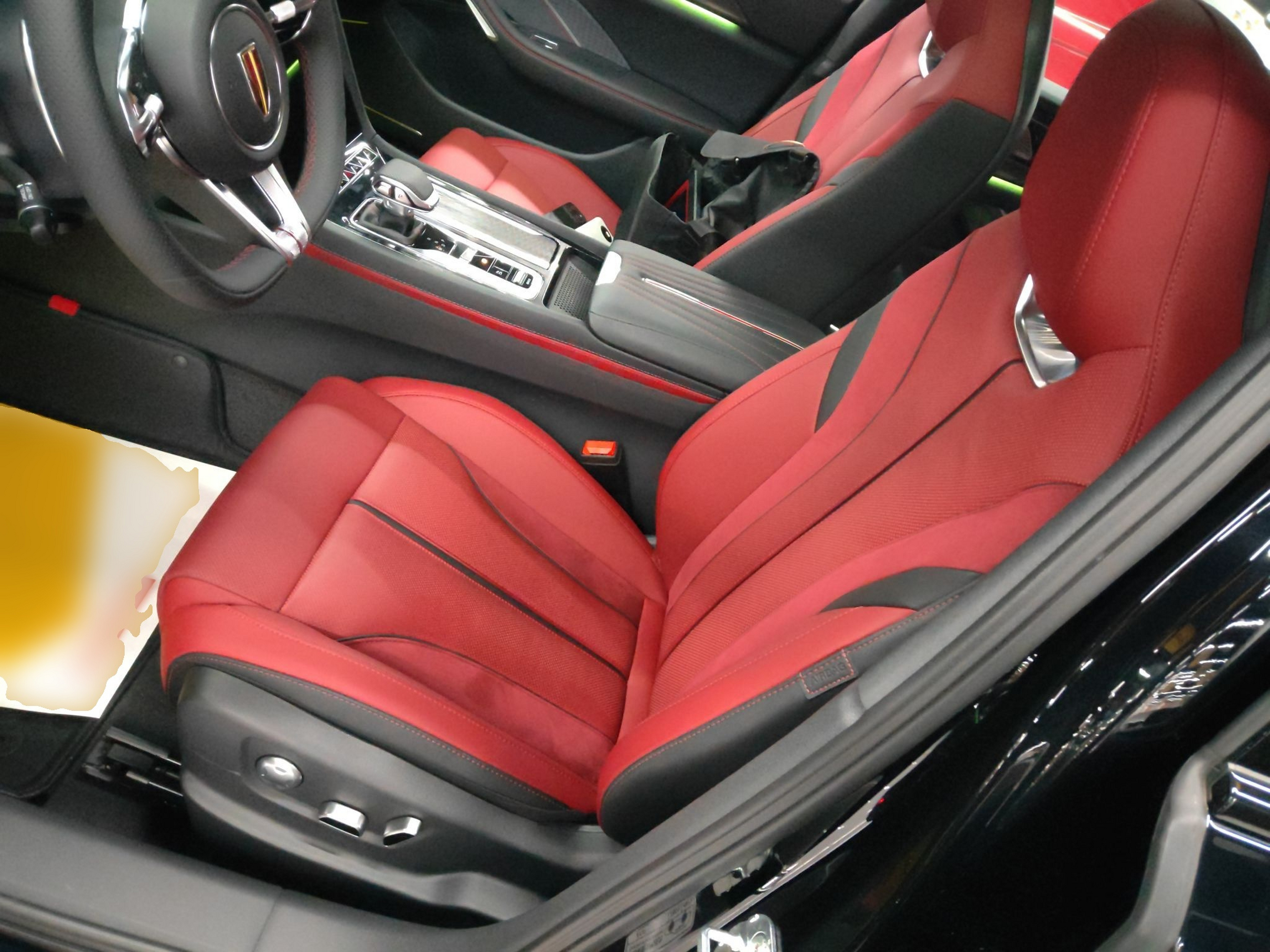 المقاعد الأمامية داخل السيارة