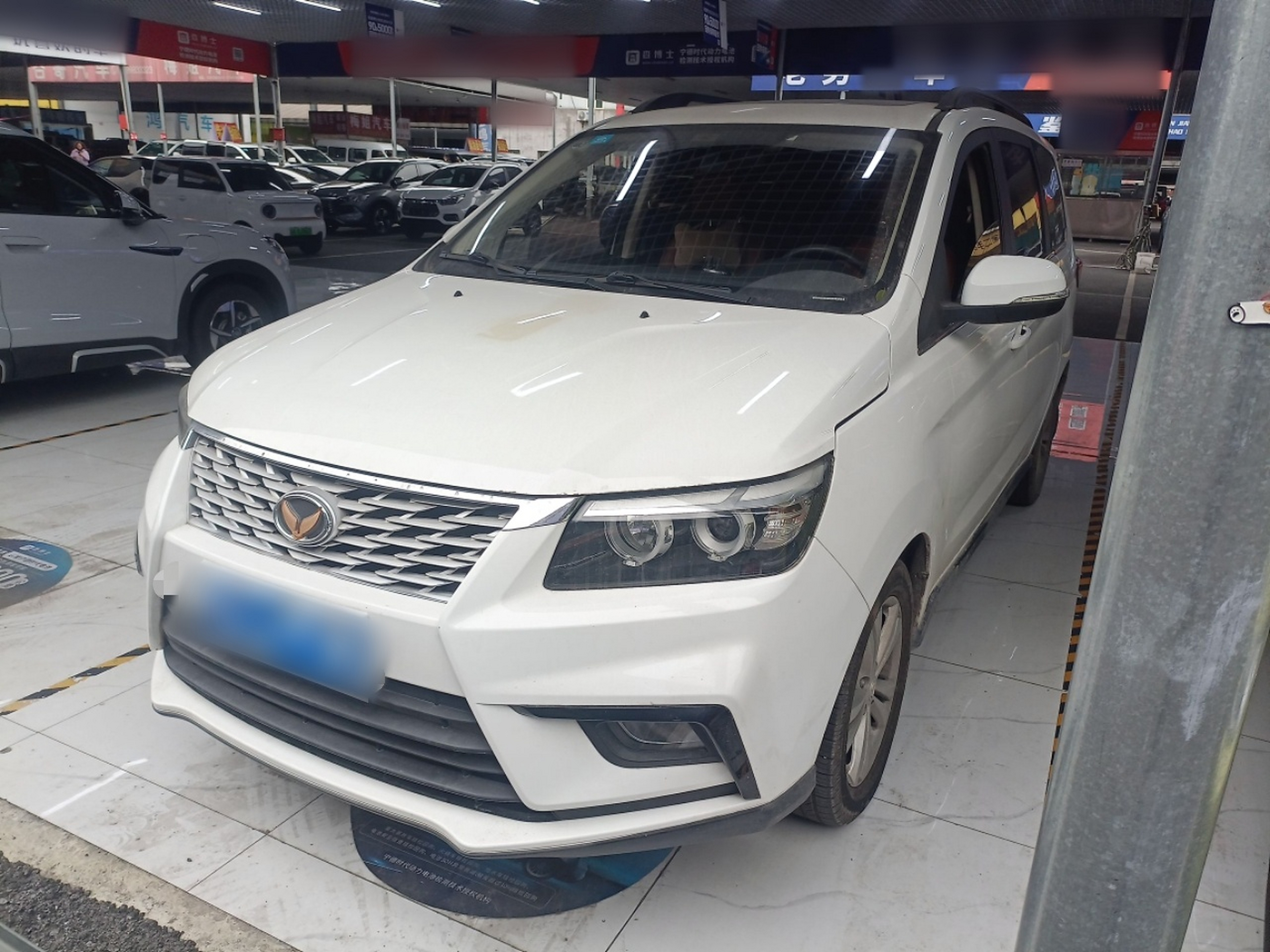 Под передней частью автомобиля