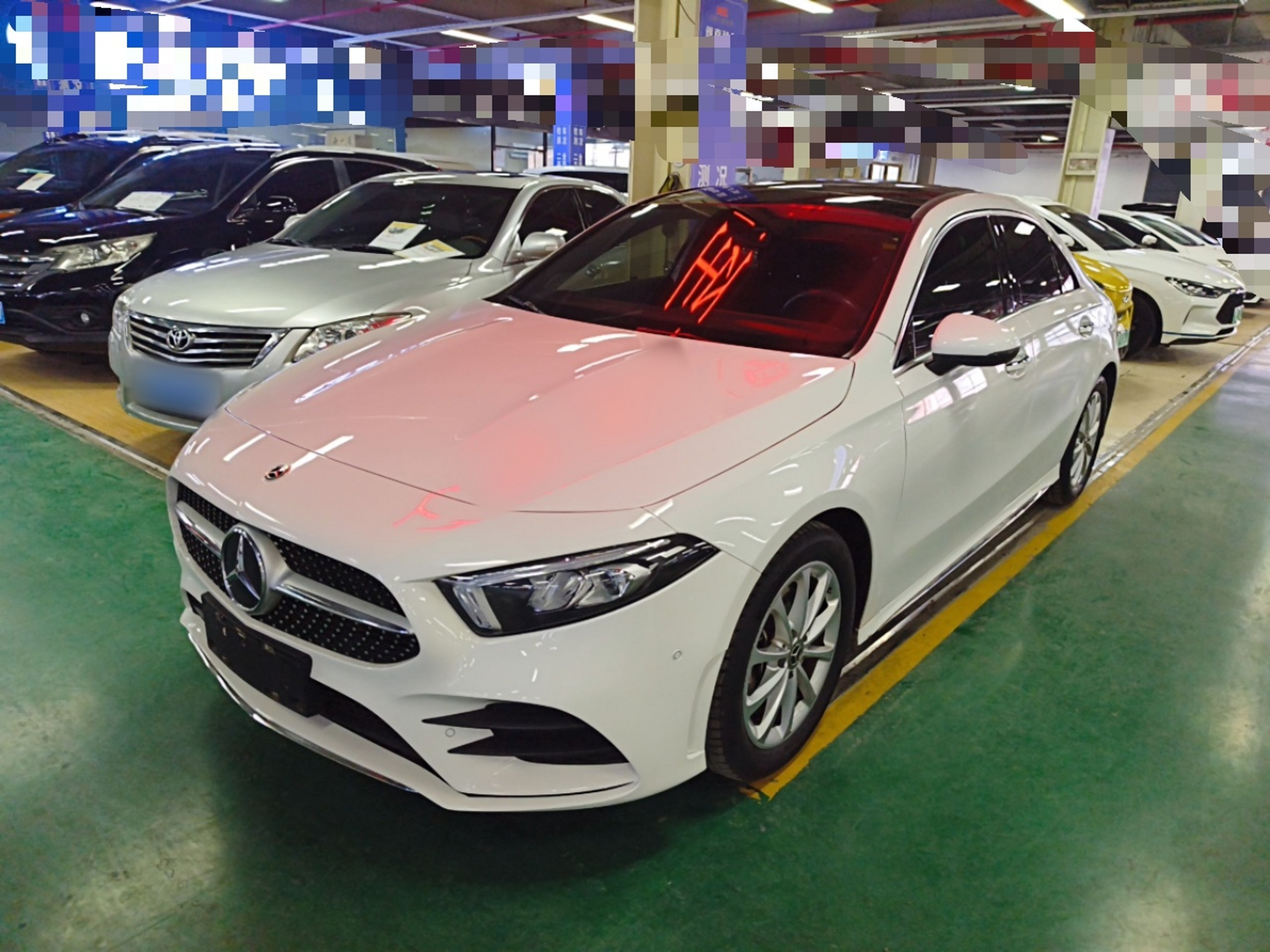 تحت مقدمة السيارة