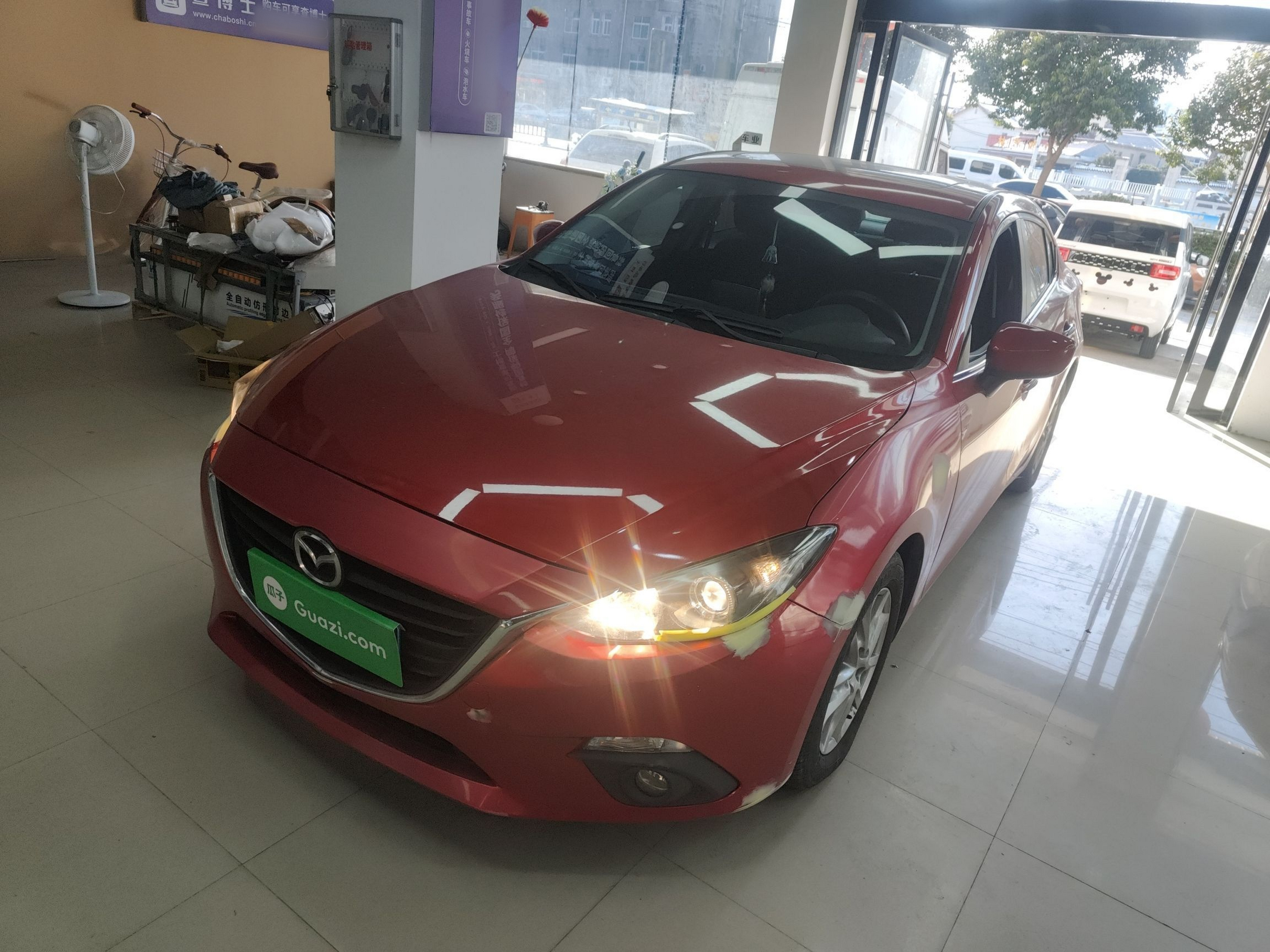 تحت مقدمة السيارة