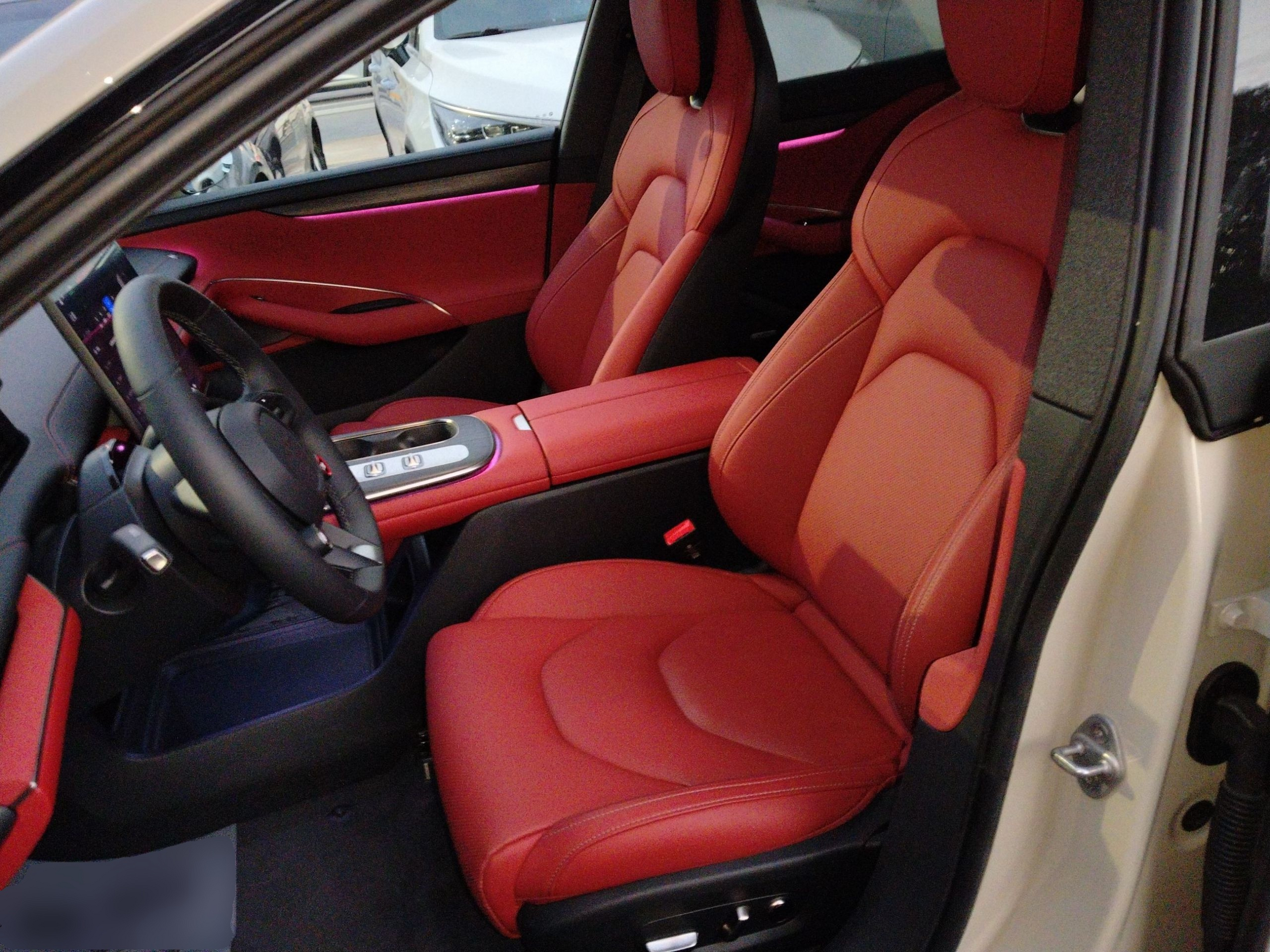 المقاعد الأمامية داخل السيارة