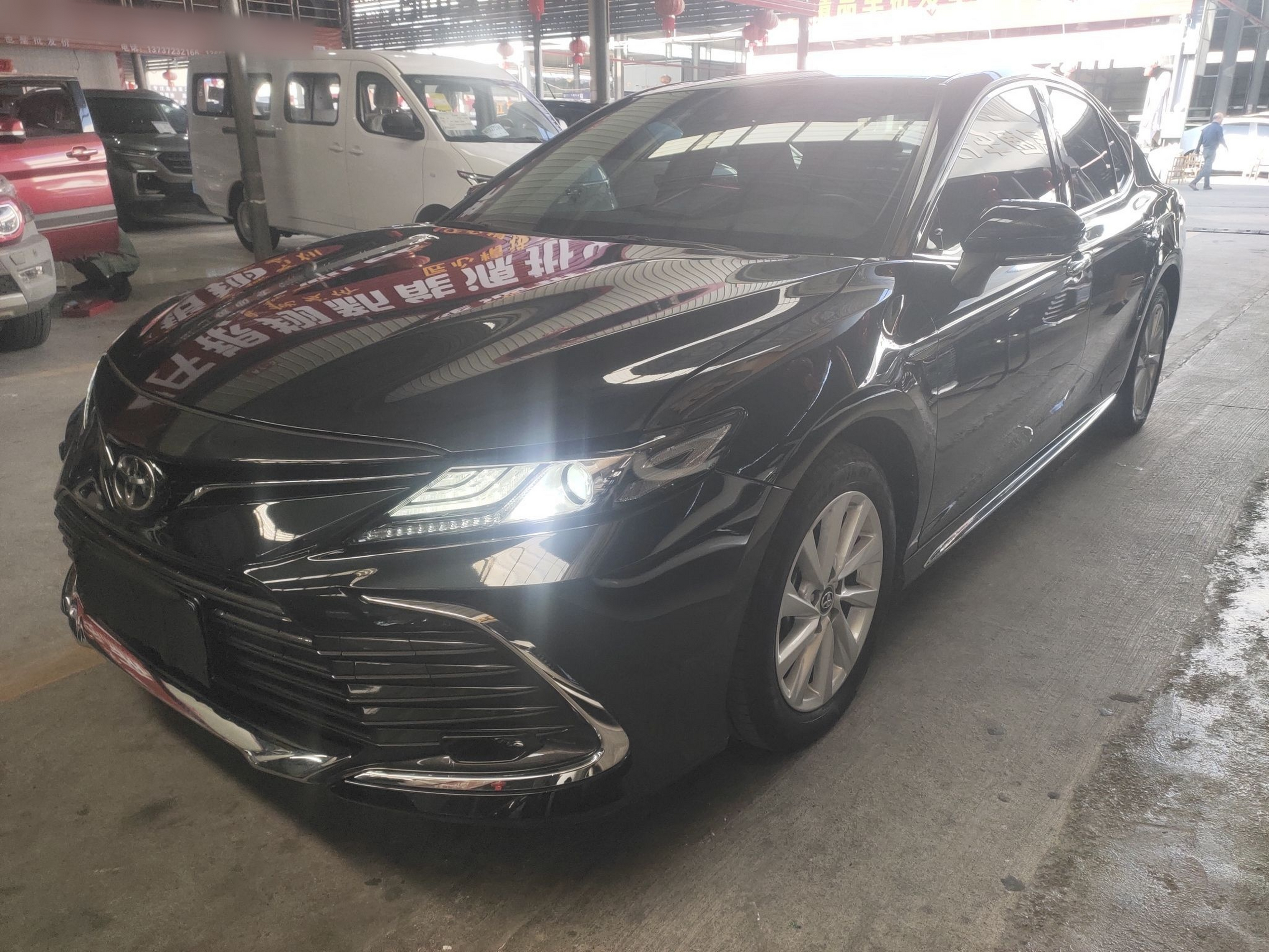 Под передней частью автомобиля