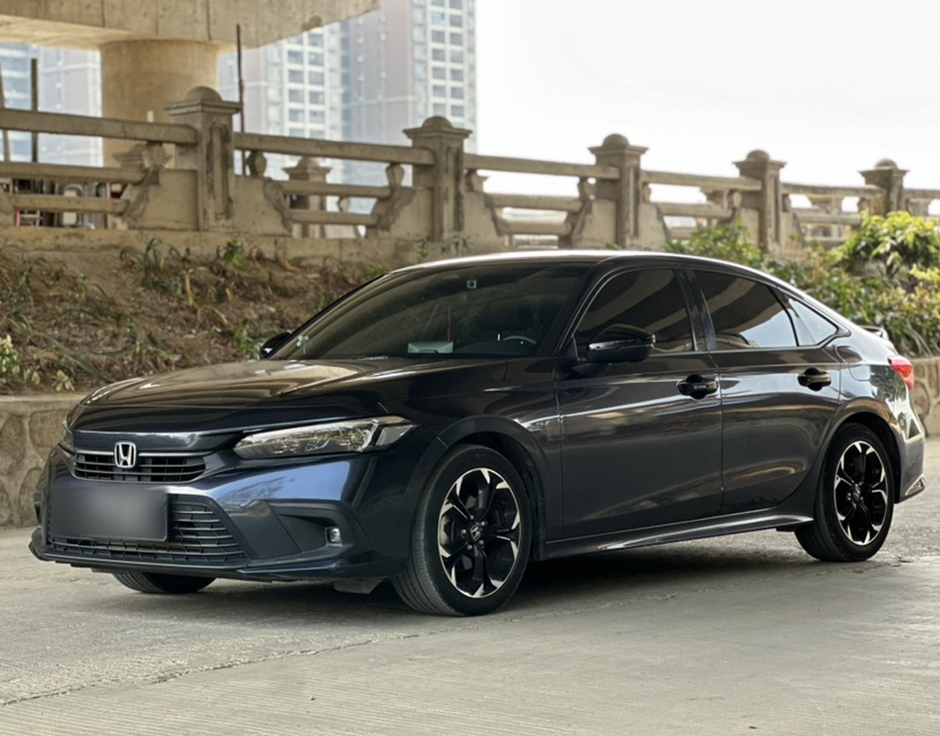 تحت مقدمة السيارة