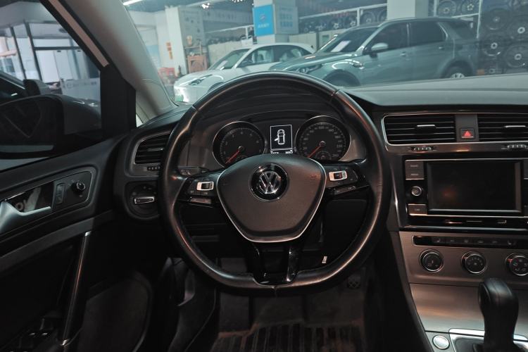 Used Volkswagen Golf 2016 230TSI Automatic Luxury Version
