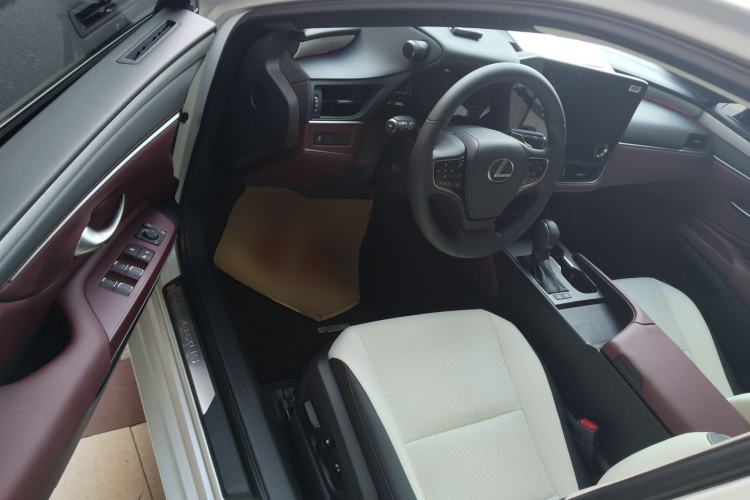 Used Lexus ES 2025 300h Deluxe Edition