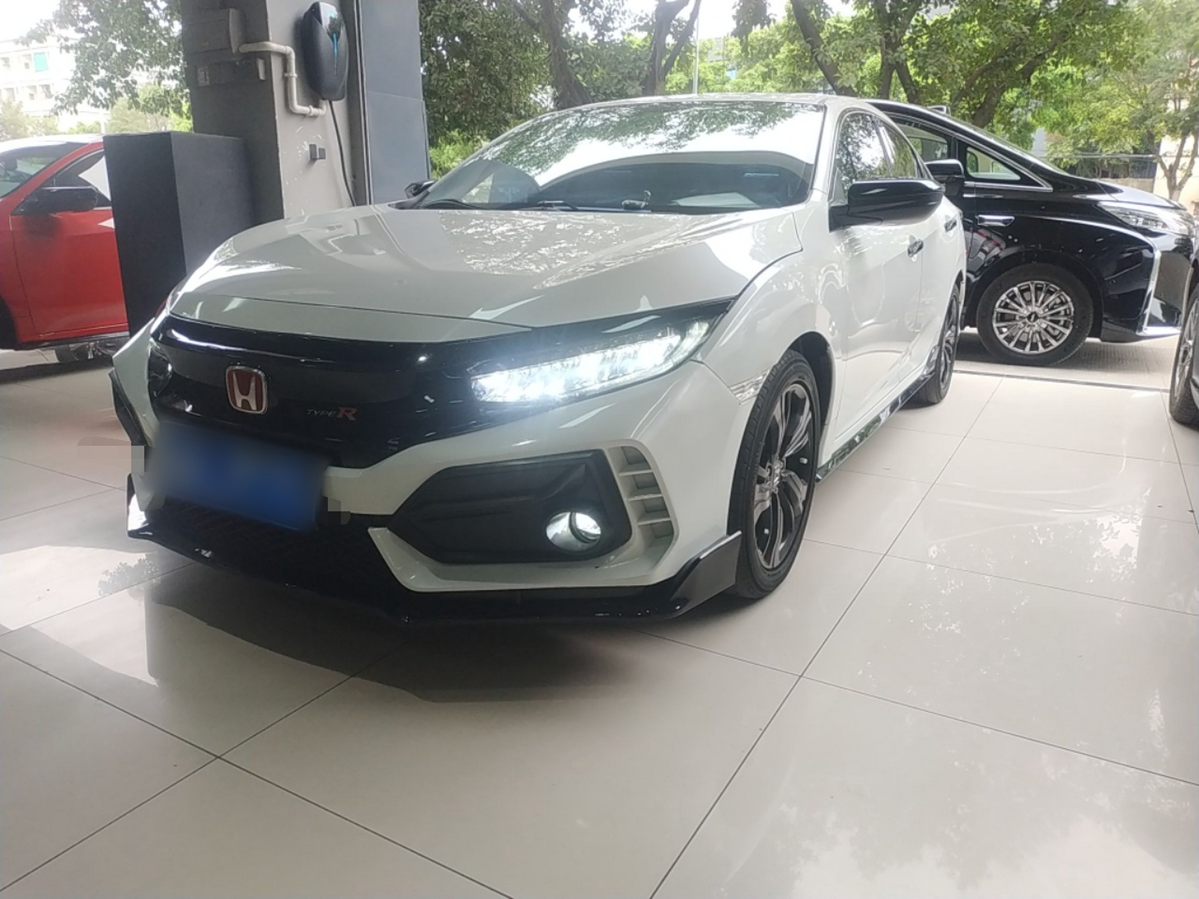 Под передней частью автомобиля