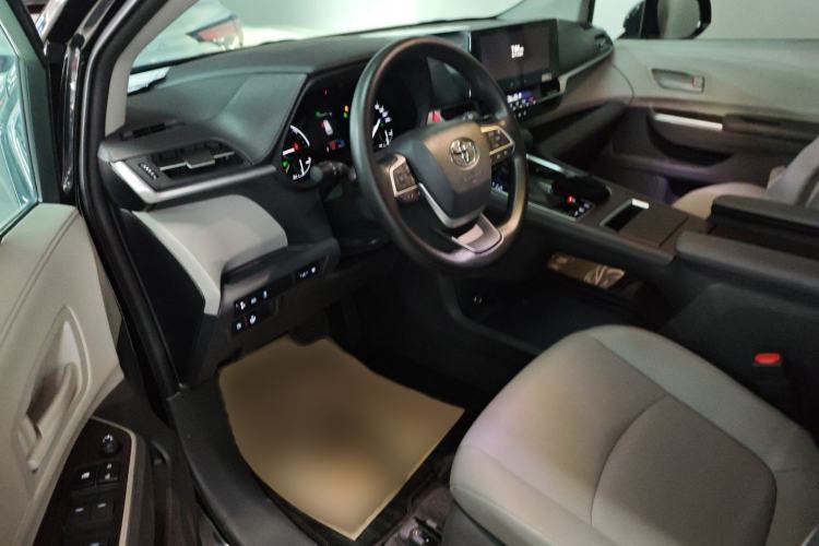 Used Toyota Granvia 2024 2.5L Hybrid Comfort Edition
