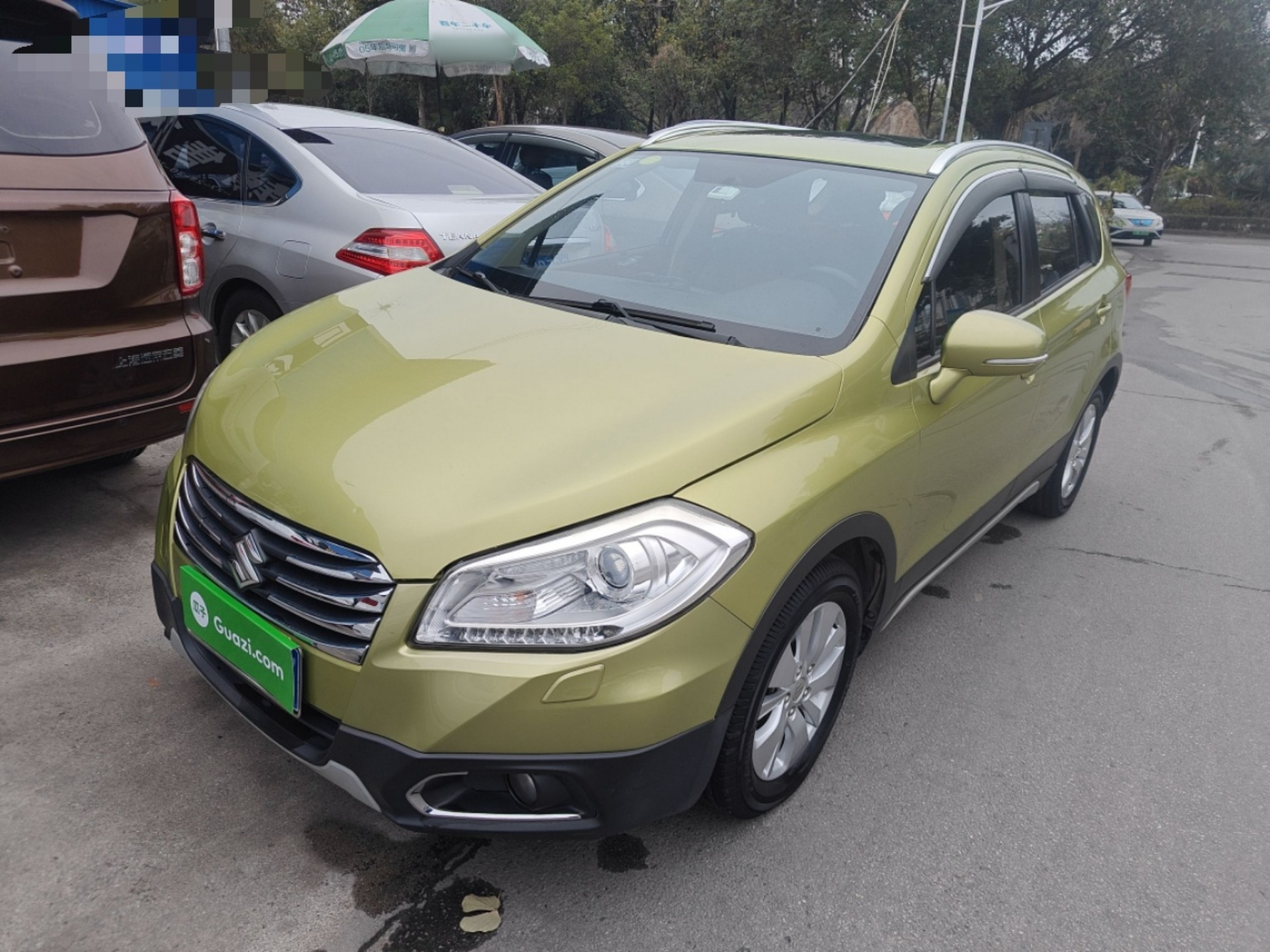 تحت مقدمة السيارة