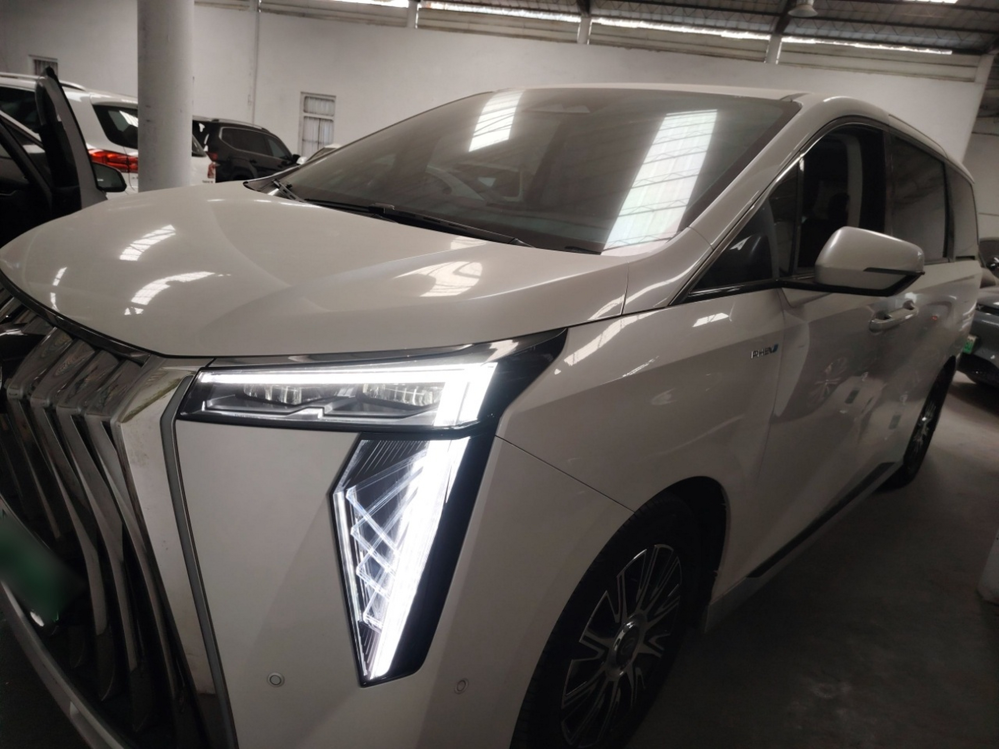 تحت مقدمة السيارة