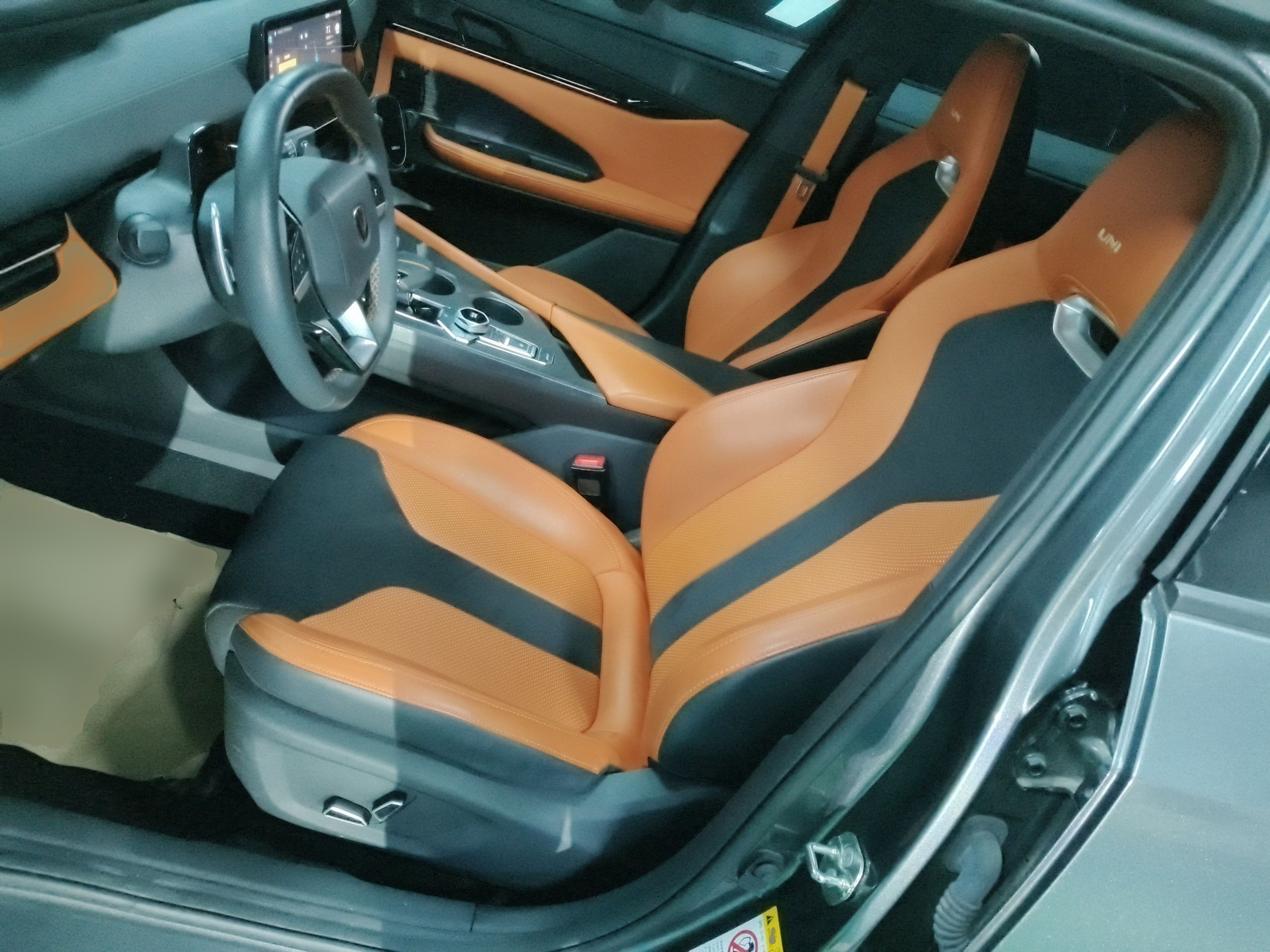 Переднее сиденье в автомобиле