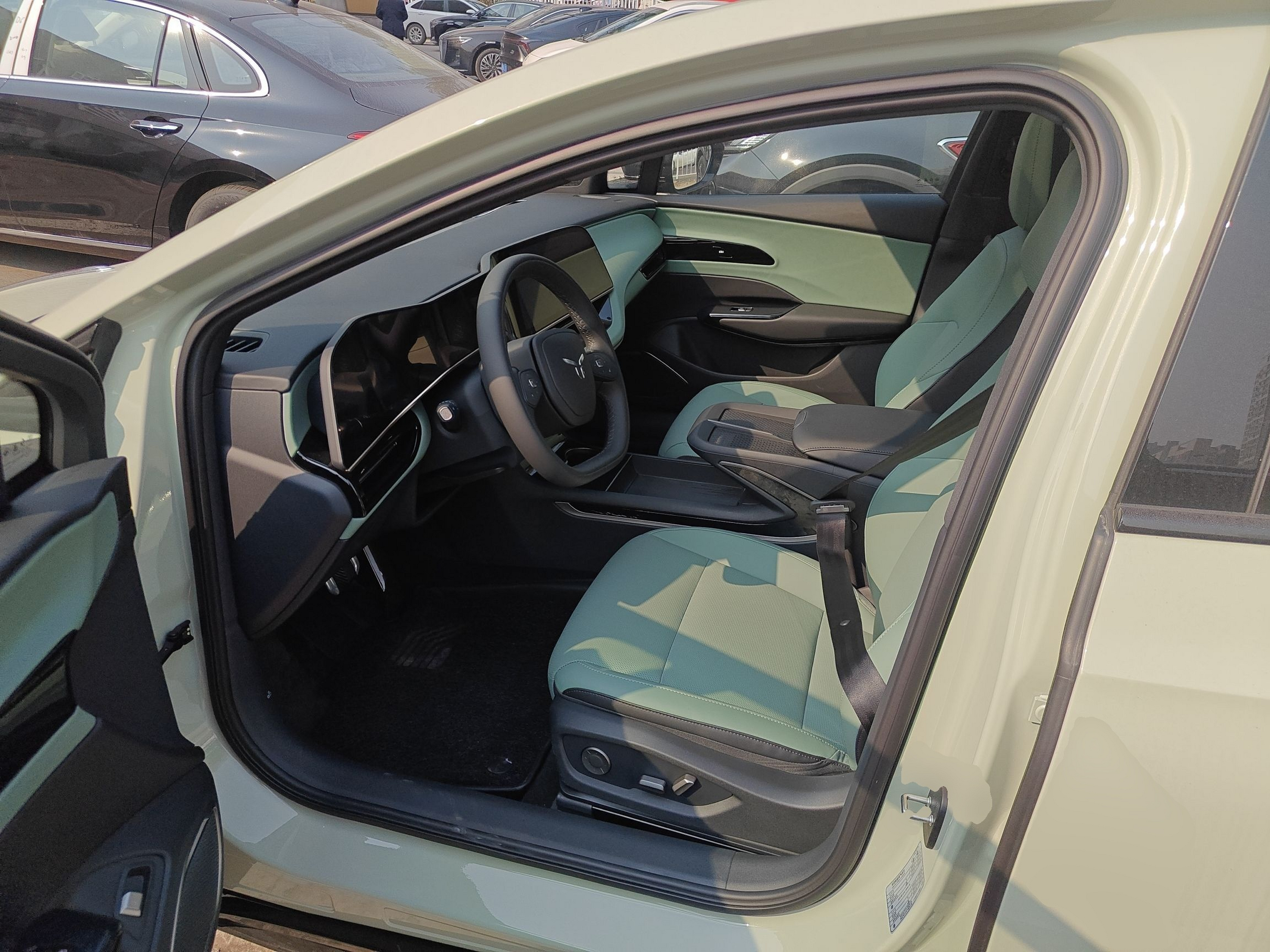 المقاعد الأمامية داخل السيارة