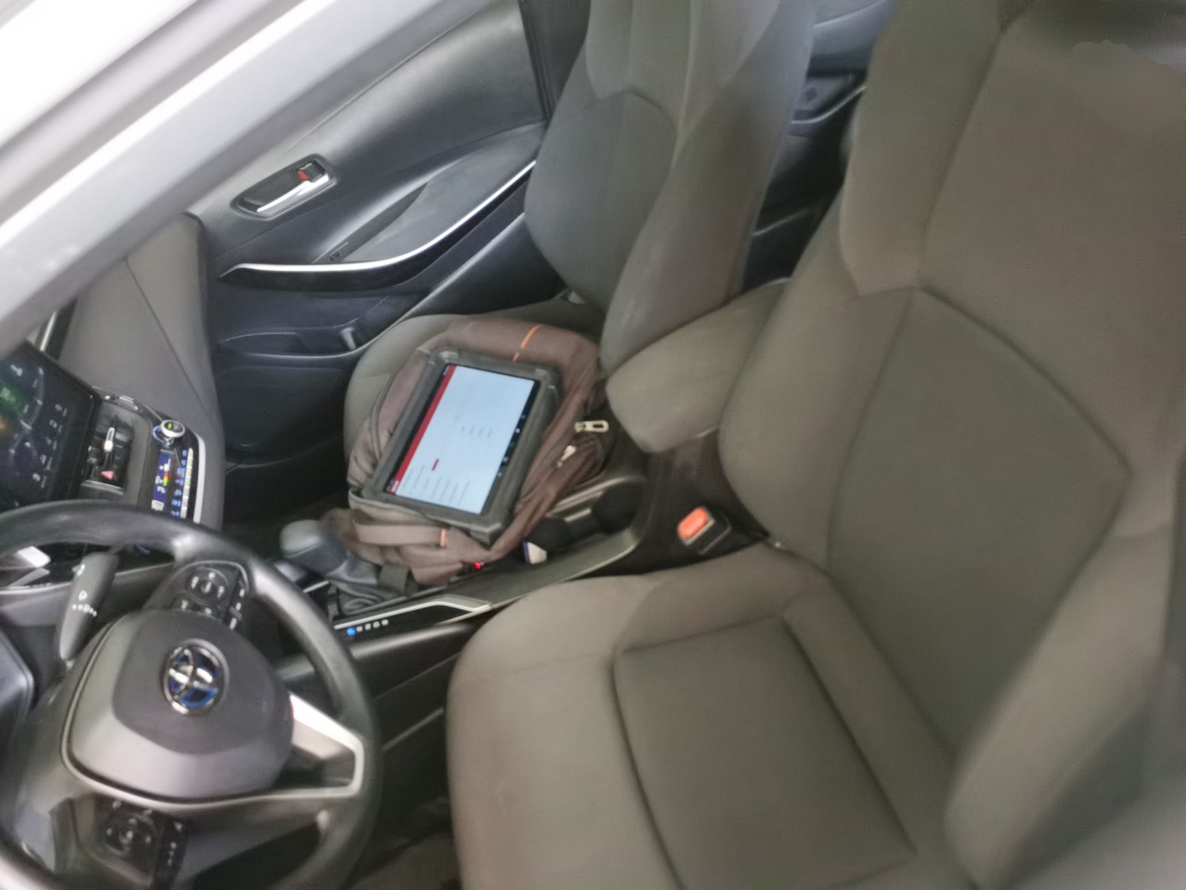 Переднее сиденье в автомобиле