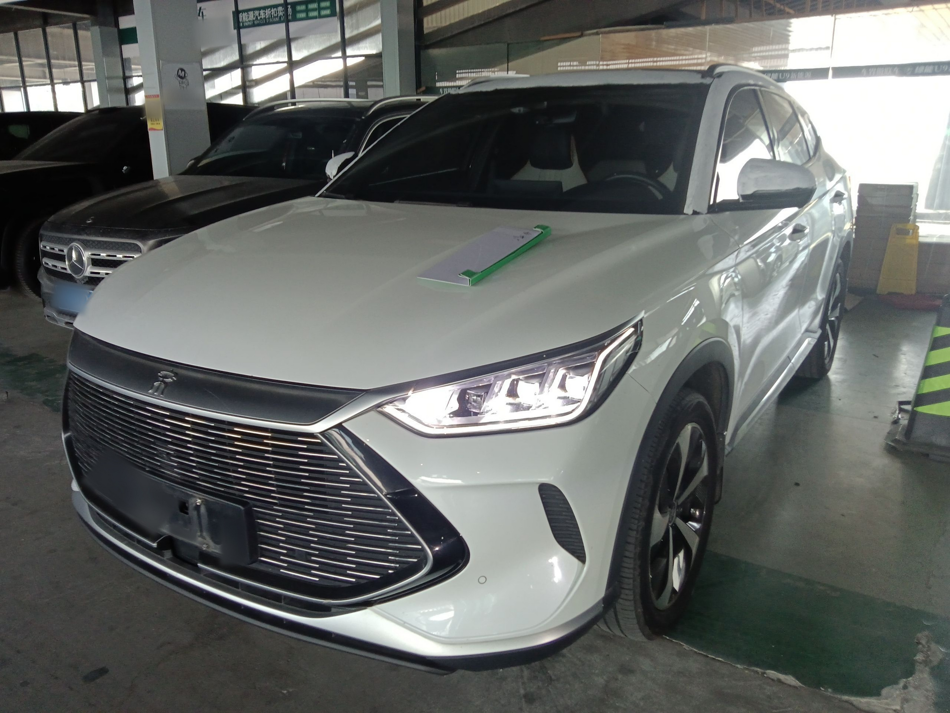 تحت مقدمة السيارة