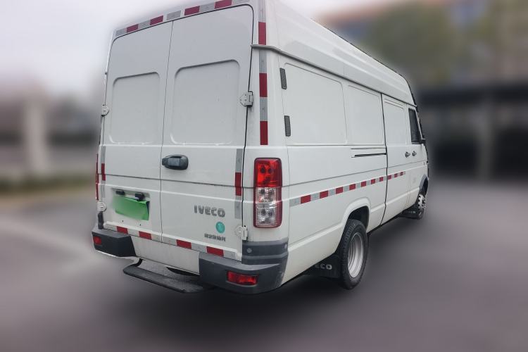 Used Iveco Daily 2021 2.5T V40 2-3 Seater Long Wheelbase Mid-Roof Design with Dual Side Sliding Doors