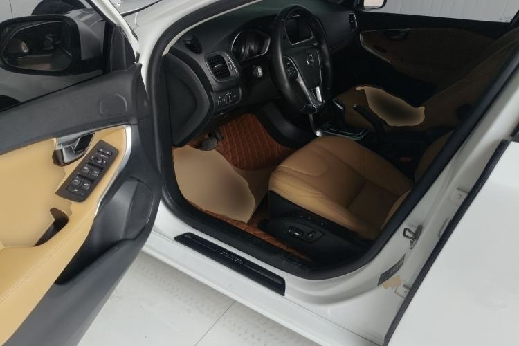 Used Volvo V40 2017 T3 Zhiyi Edition
