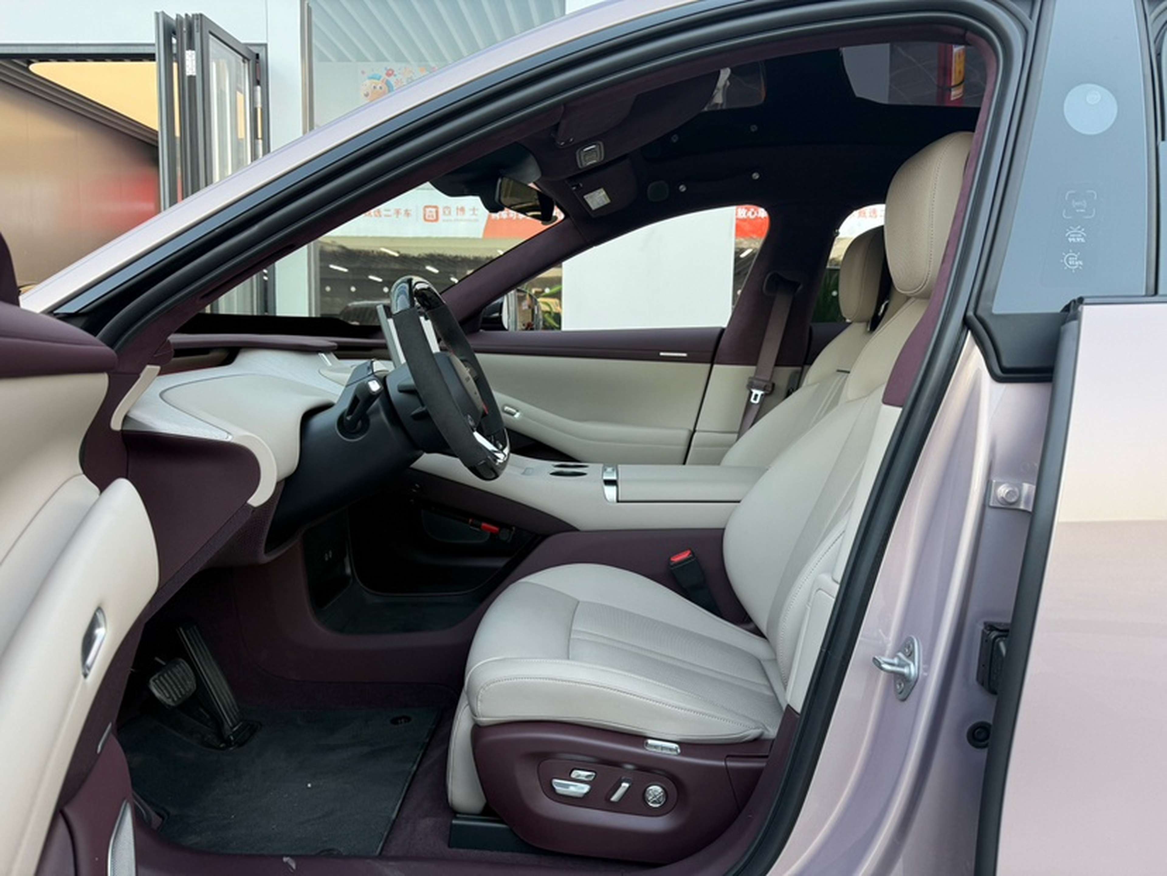 المقاعد الأمامية داخل السيارة