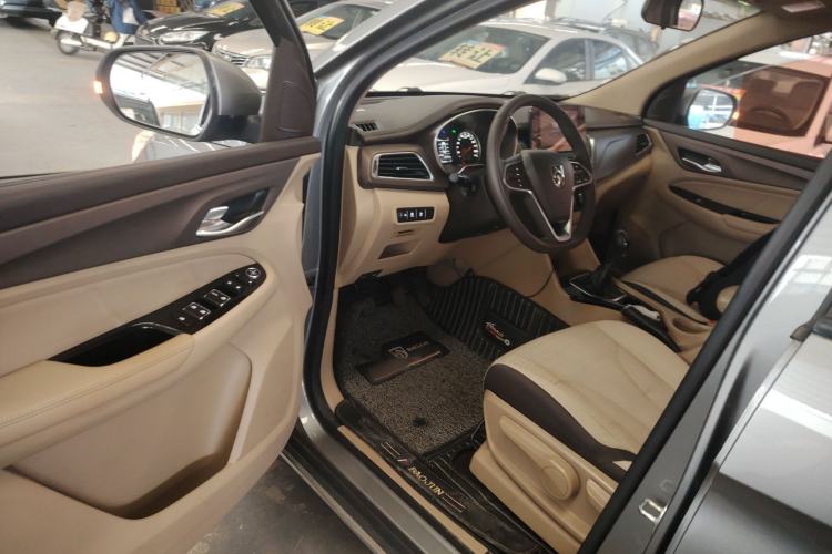 Used Baojun 730 2017 1.5T Manual Fashion Version 7 Seats China V Emission Standard
