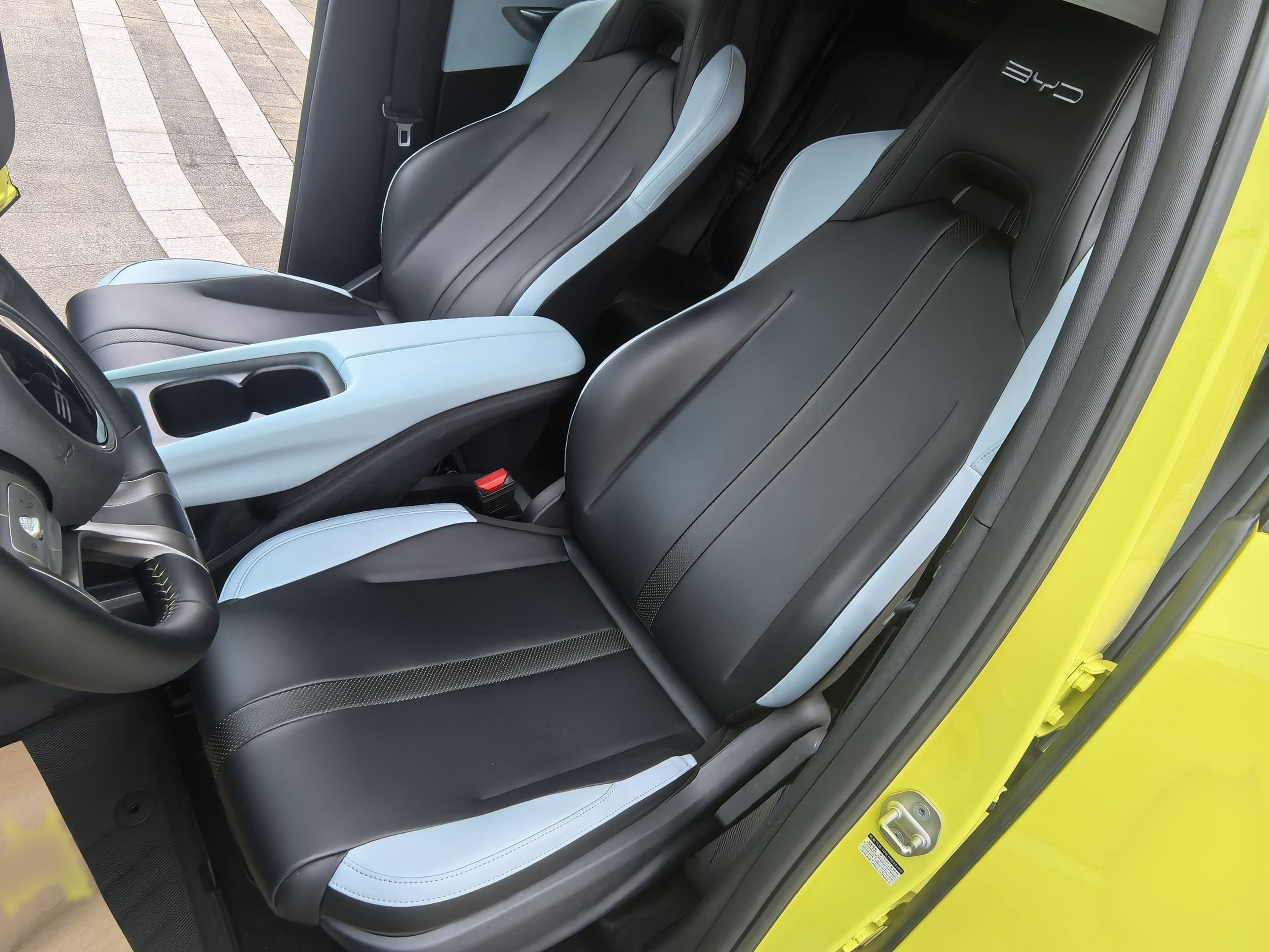 المقاعد الأمامية داخل السيارة