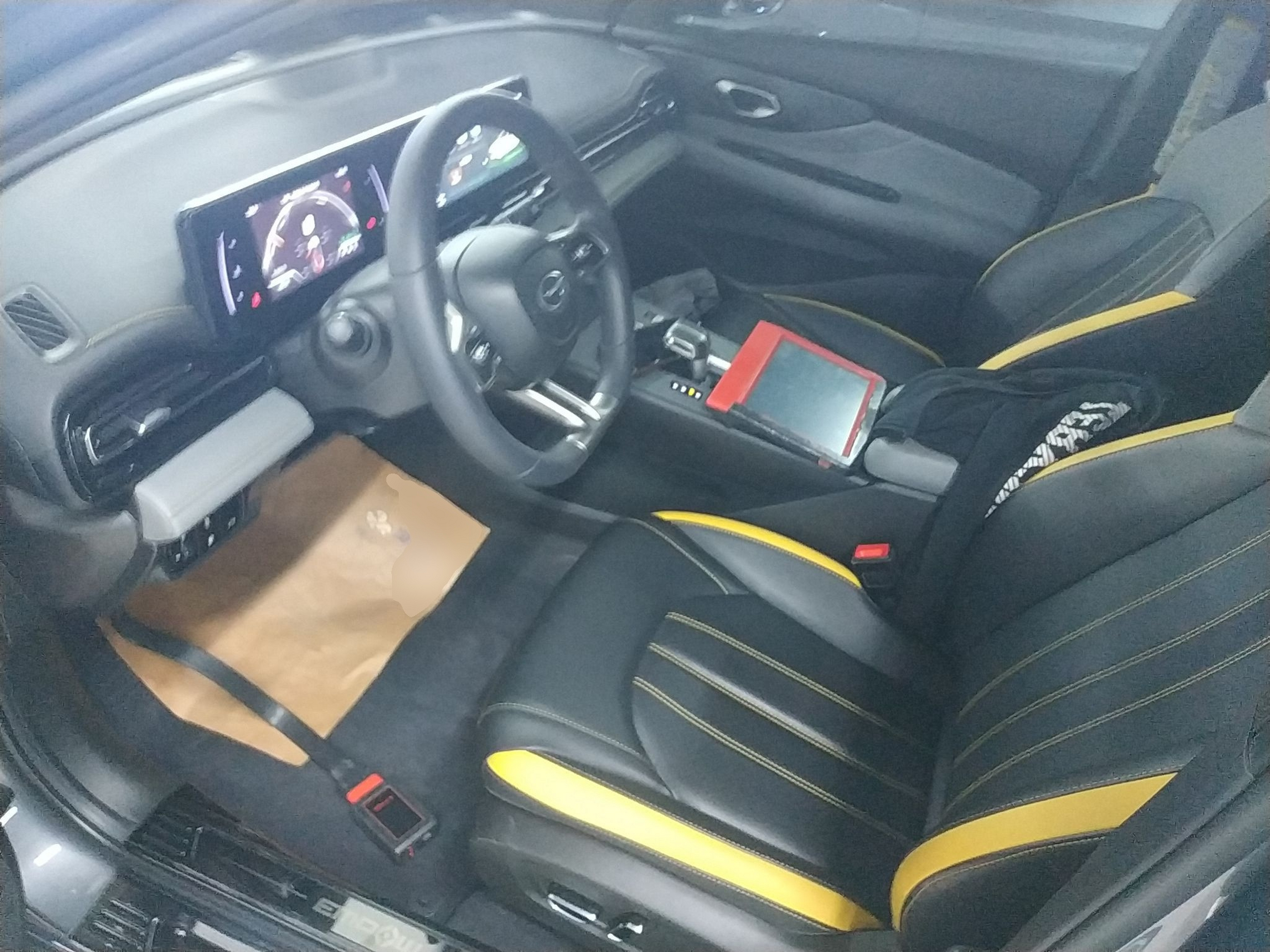 المقاعد الأمامية داخل السيارة