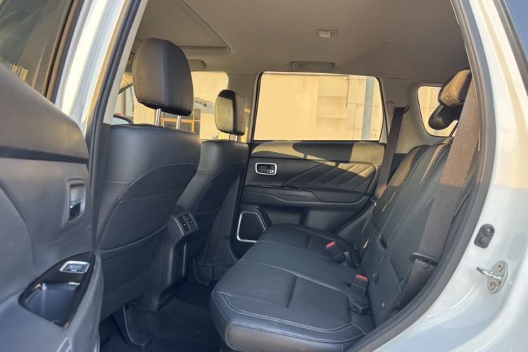 Used Mitsubishi Outlander 2019 2.0L Two-Wheel Drive Comfort Edition 5 Seats China VI Standard
