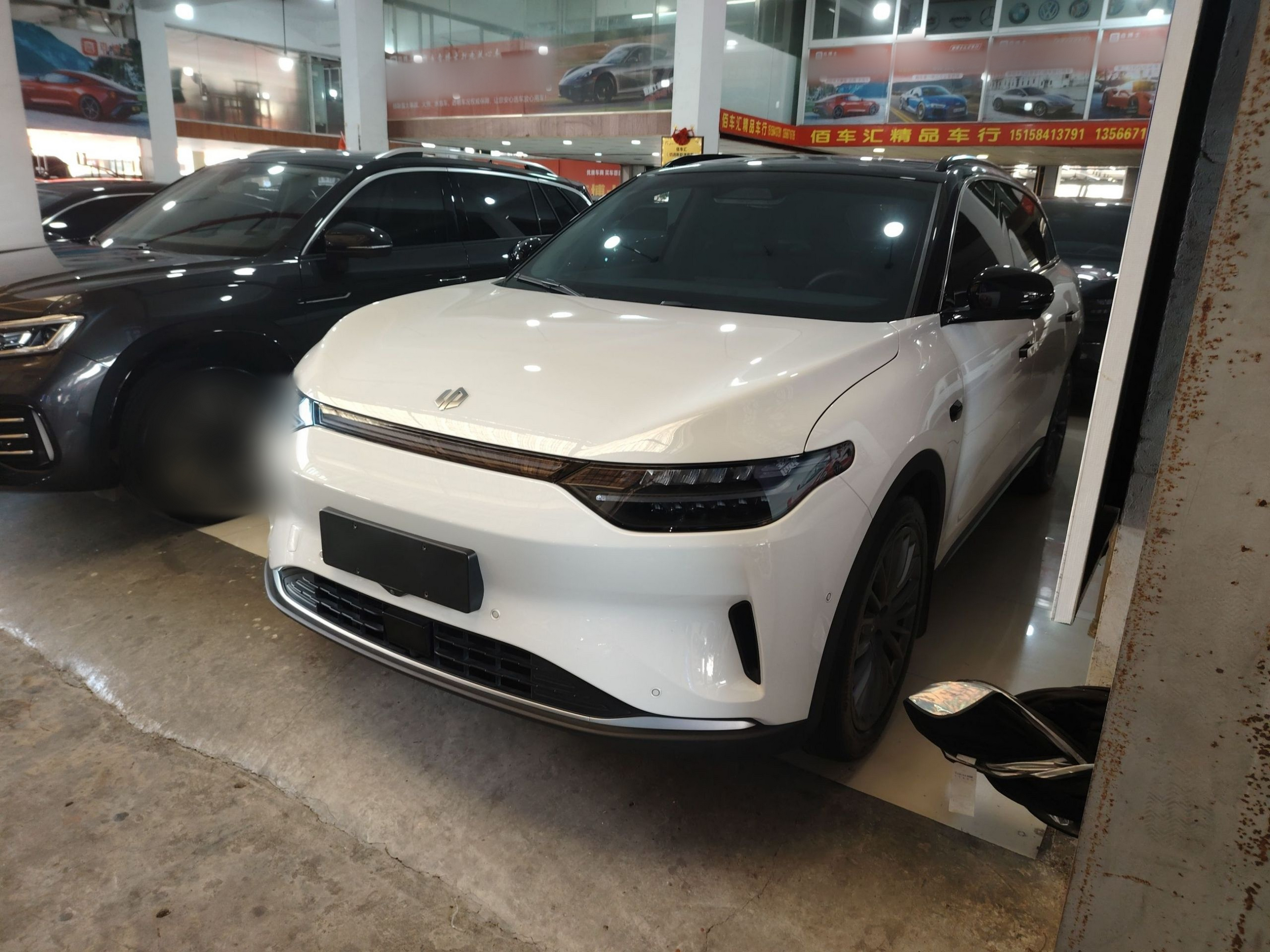 تحت مقدمة السيارة