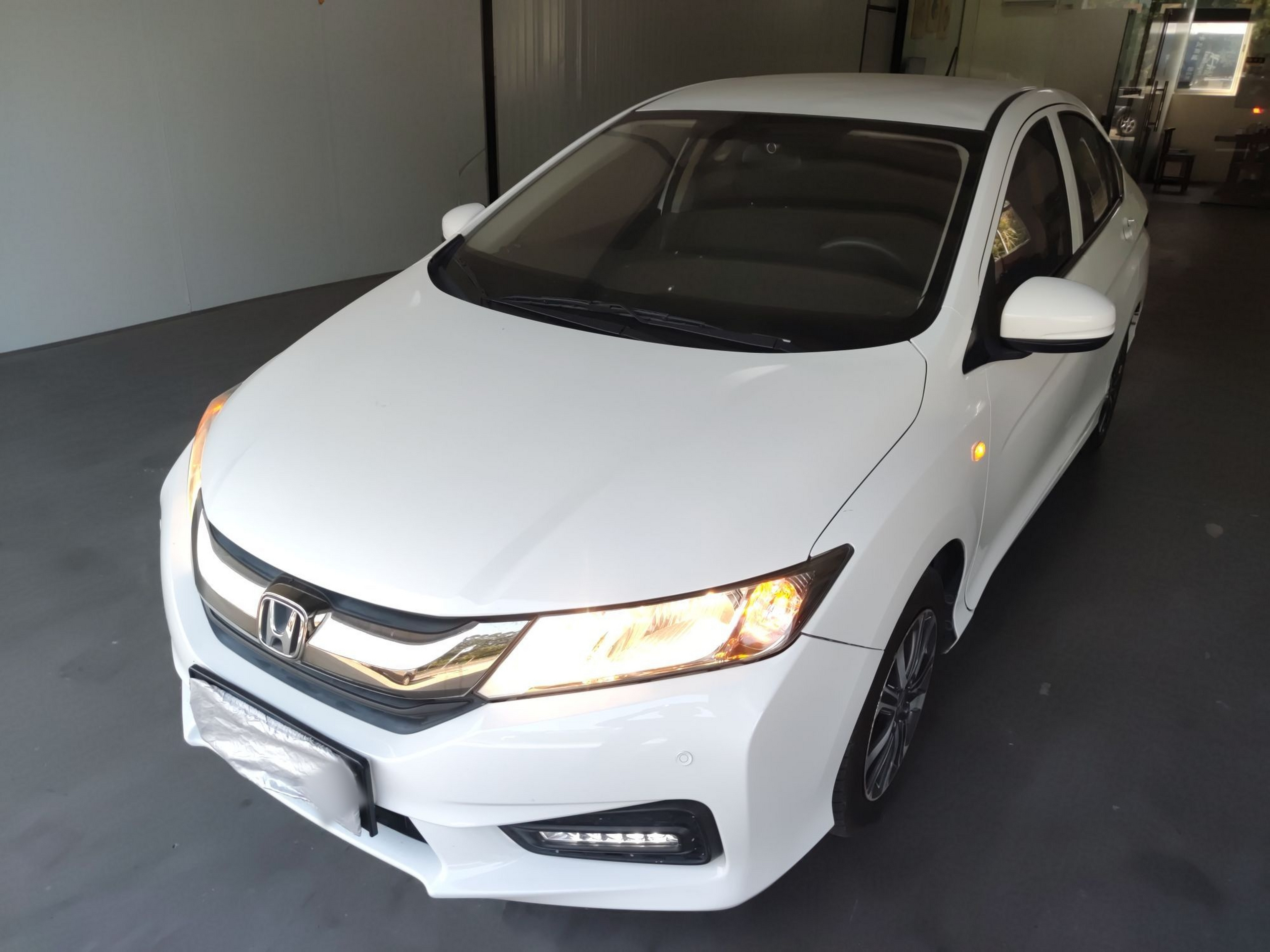 تحت مقدمة السيارة