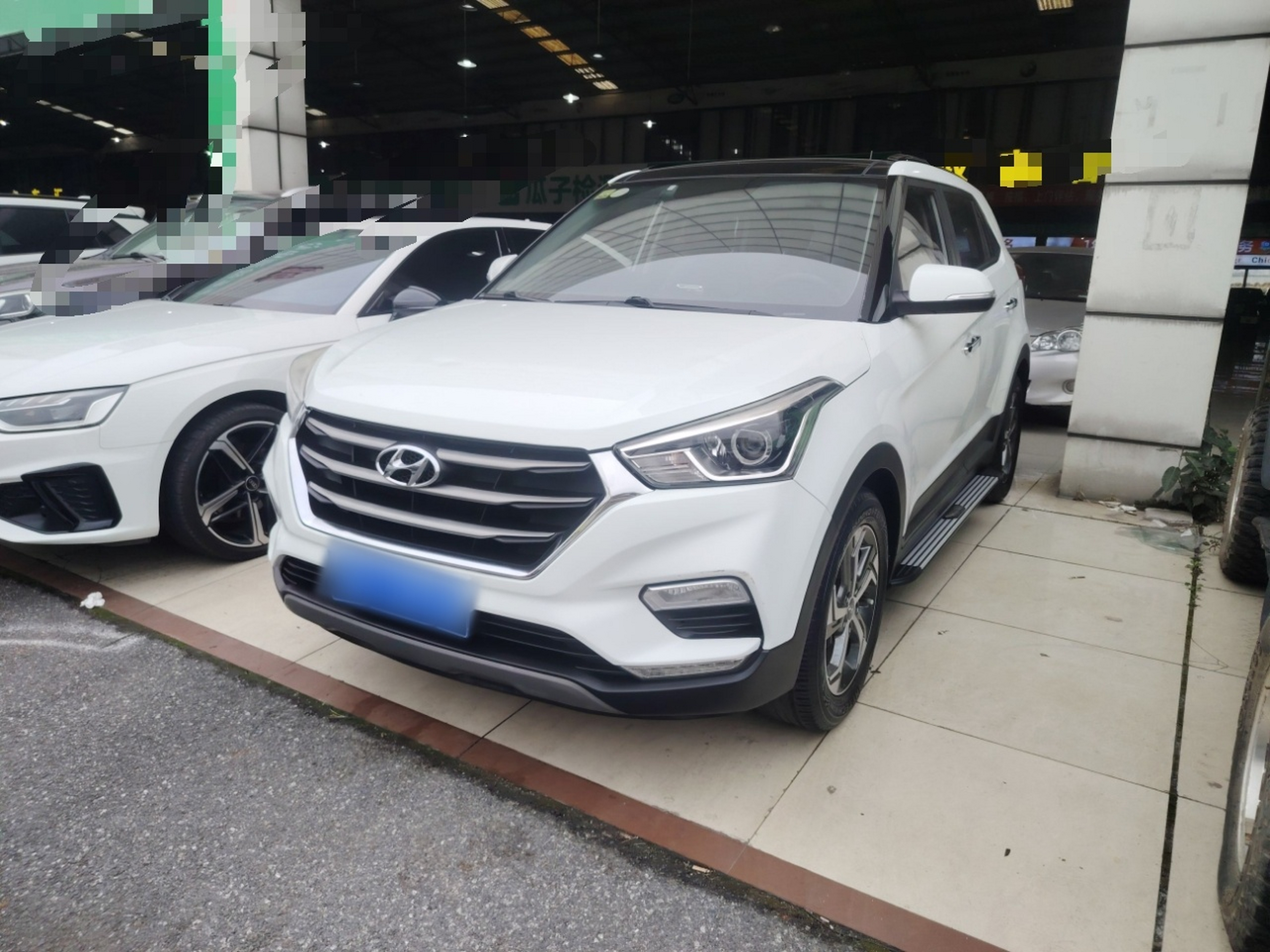 تحت مقدمة السيارة