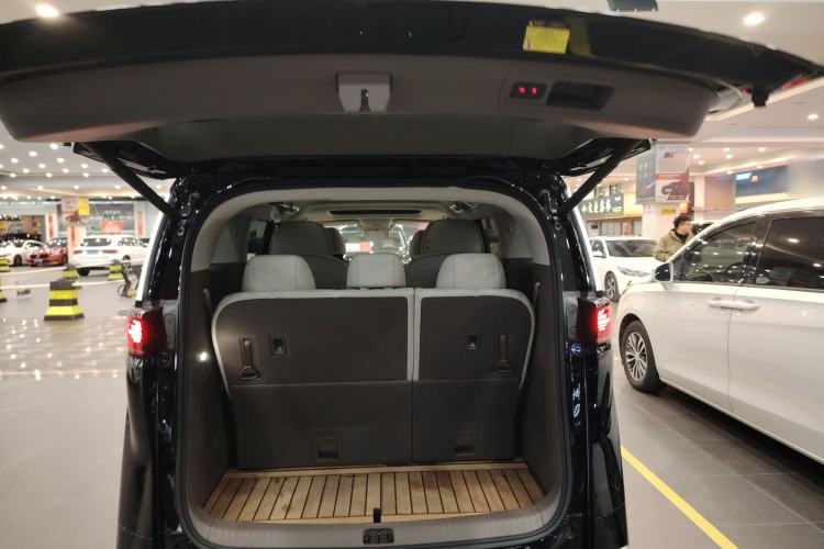 Used Denza D9 2022 DM-i 970 Four-Wheel Drive Prestige Model
