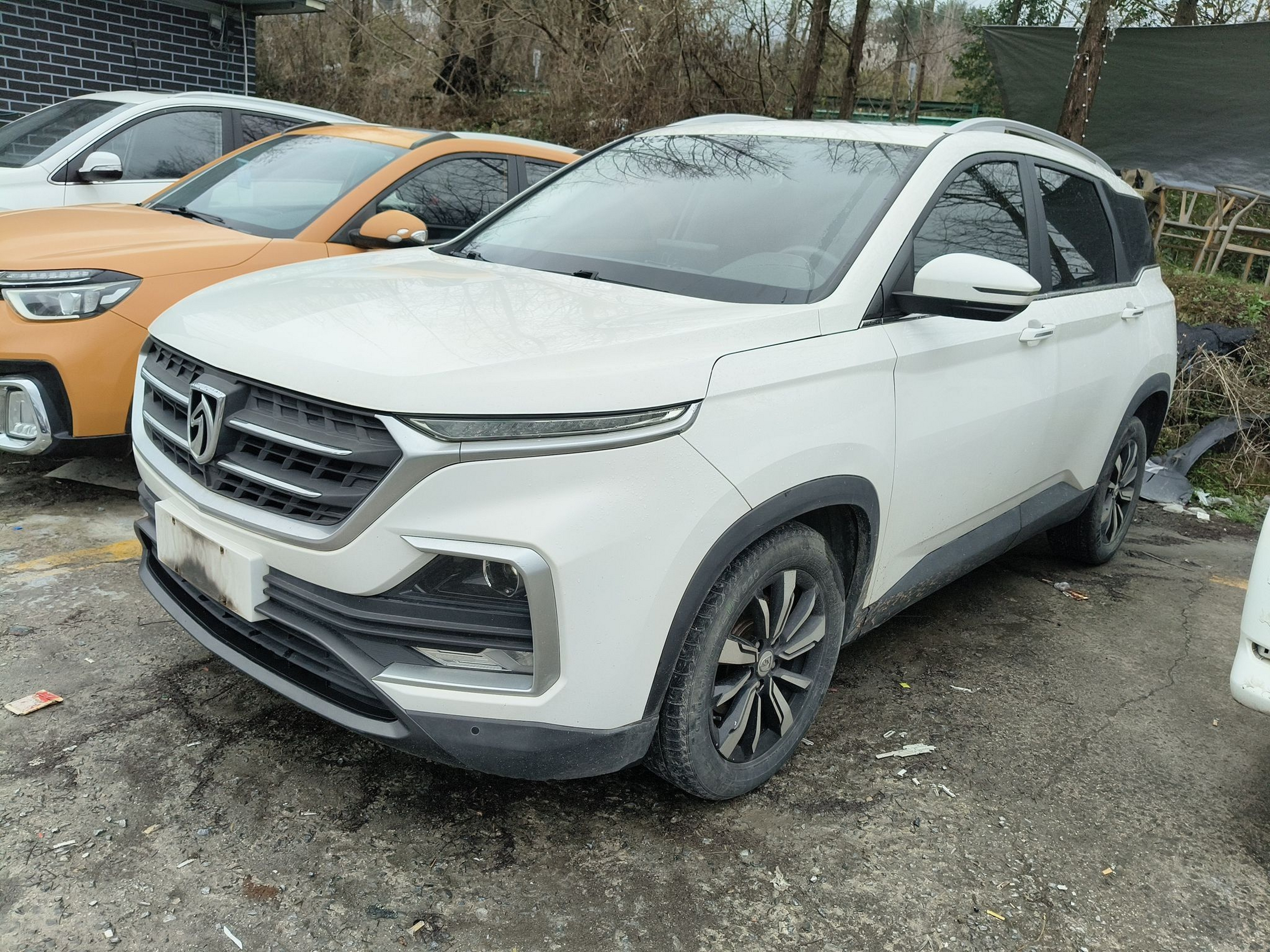 Под передней частью автомобиля