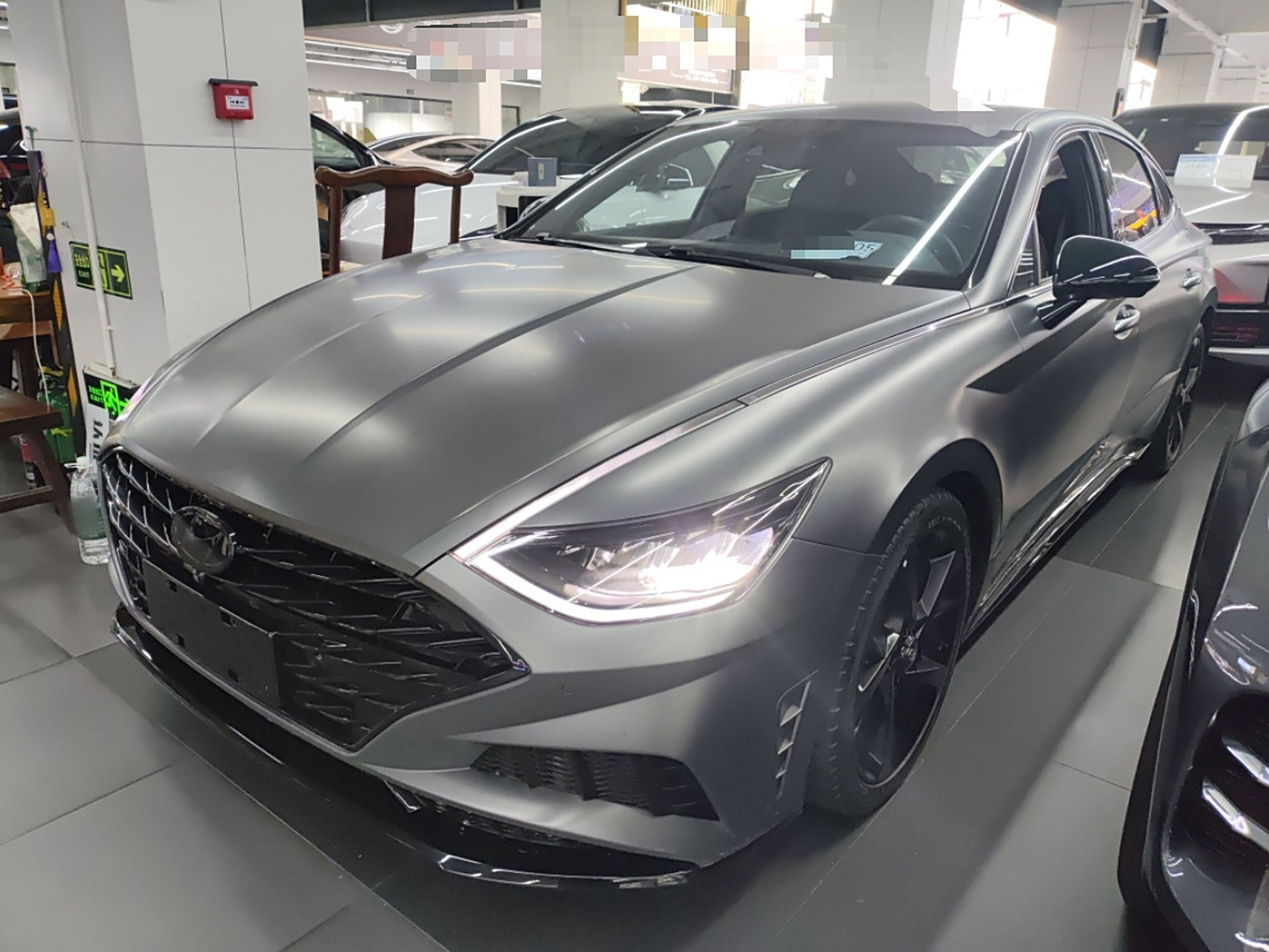 تحت مقدمة السيارة