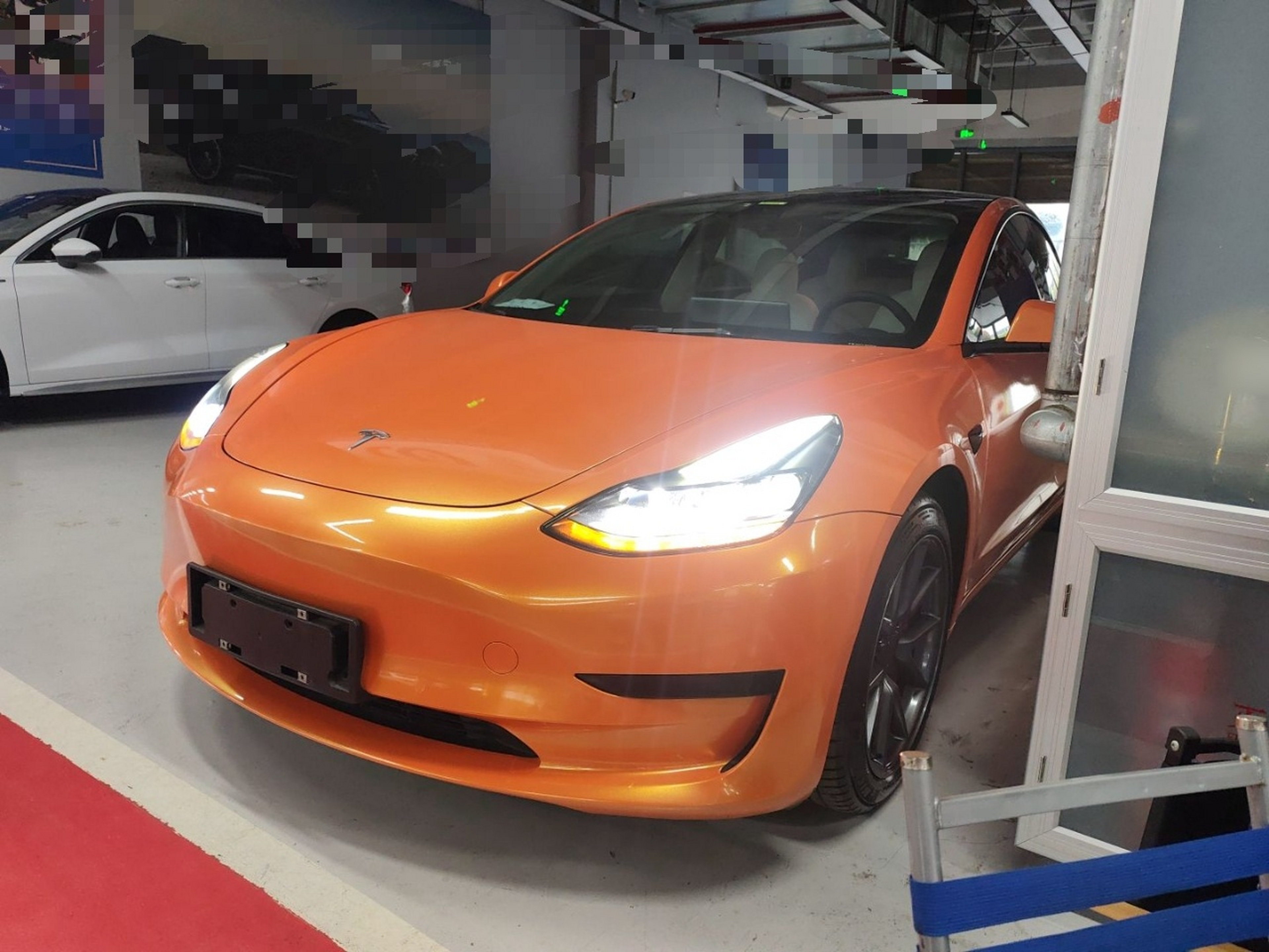 تحت مقدمة السيارة