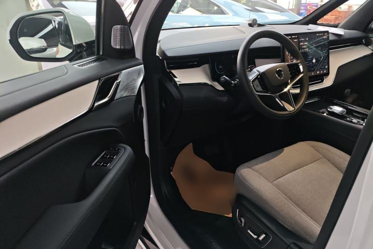 Used Volvo EM90 2025 Ultra Six-Seater