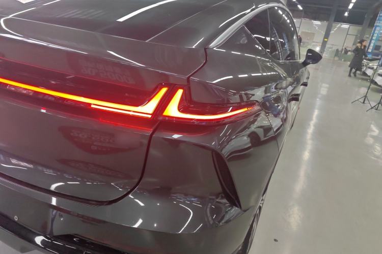 Used  R7 2023 Rear-Drive Screen King Pro Edition
