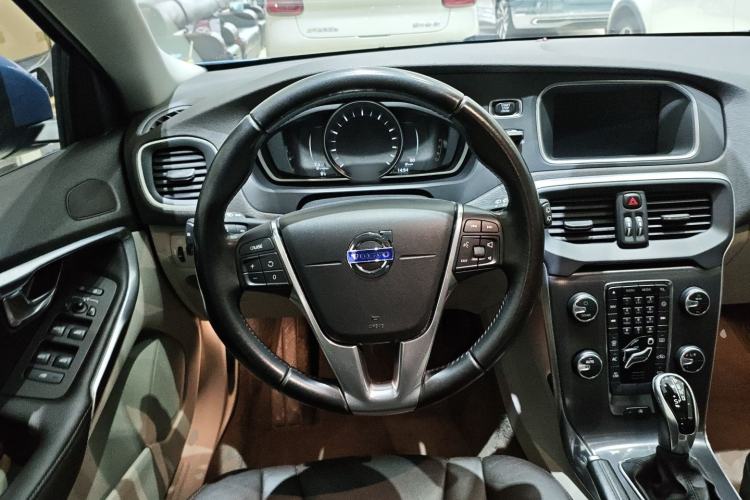 Used Volvo V40 2016 T3 Zhiyi Edition
