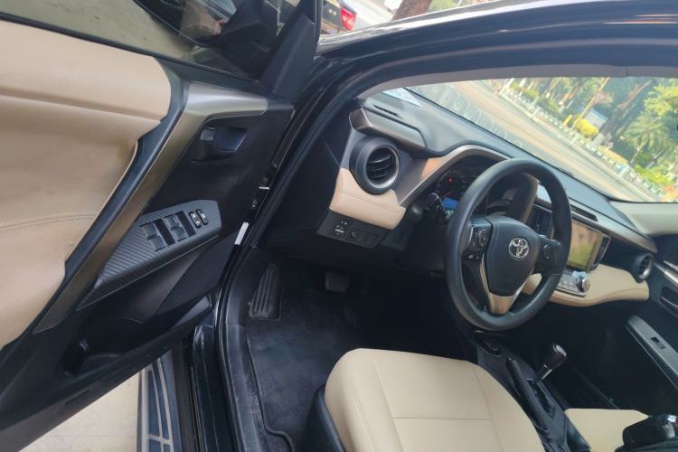 Used Toyota RAV4 2015 2.0L CVT Two-Wheel Drive Fashion Edition
