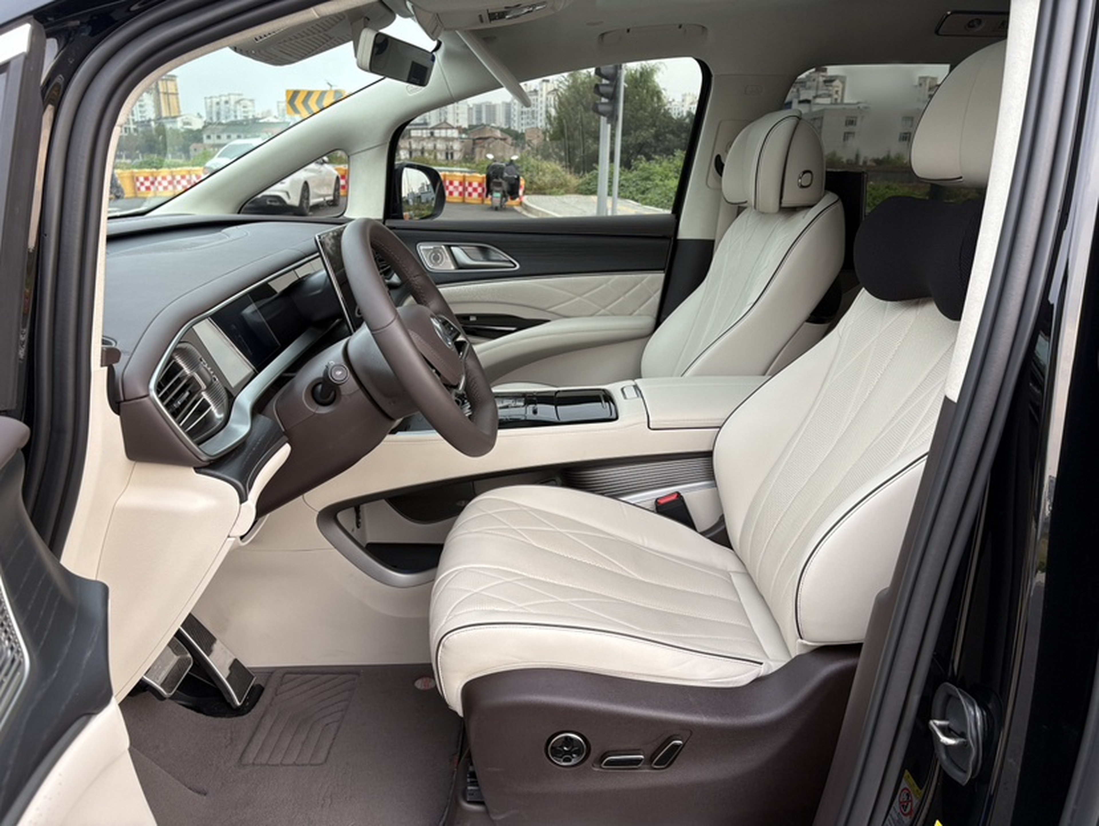 Переднее сиденье в автомобиле