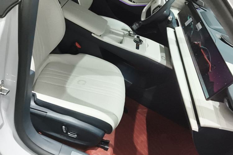 Used Geely Galaxy E8 2024 665 km Range Rear-Drive Starship Long-Range Version
