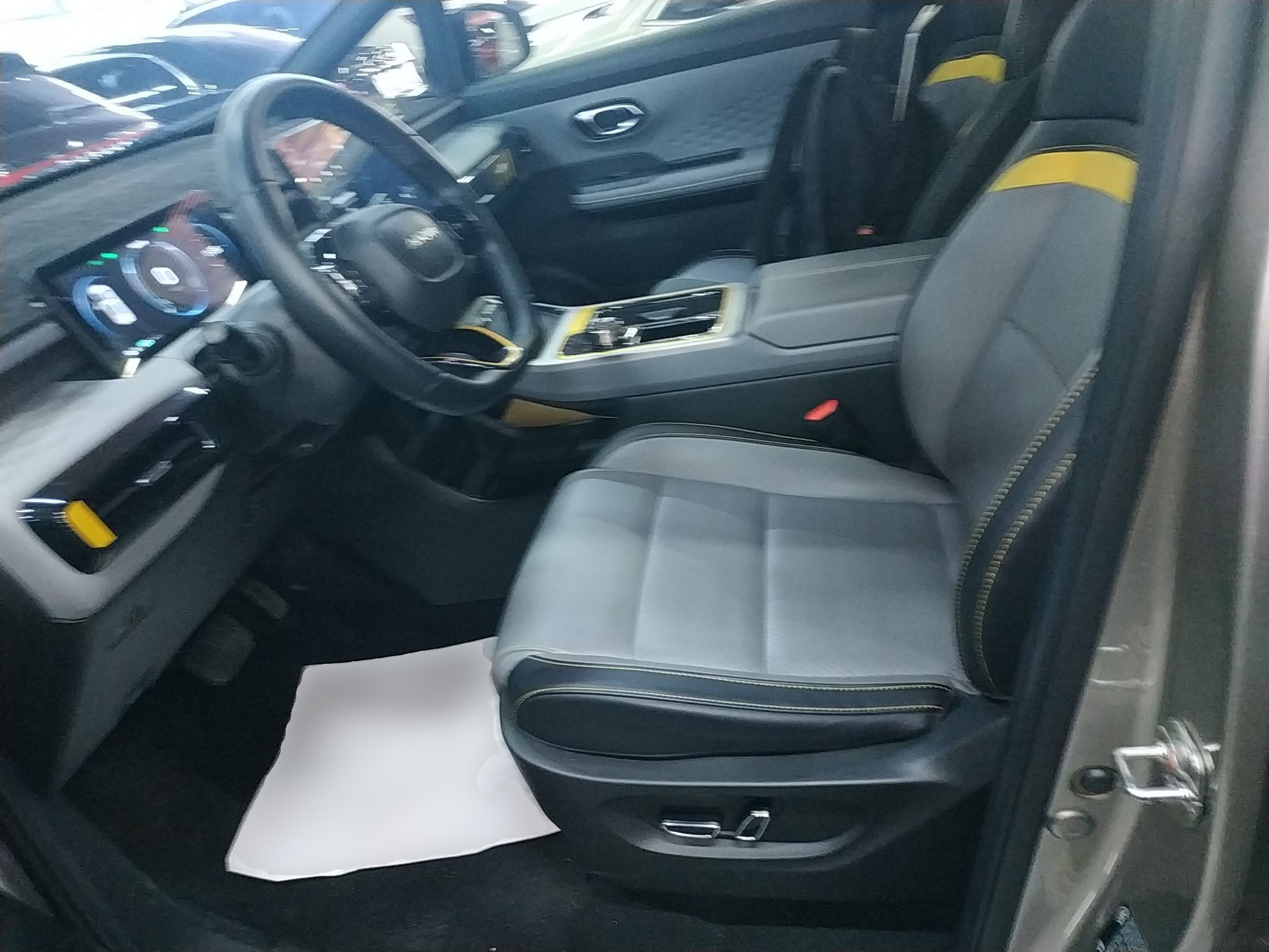 المقاعد الأمامية داخل السيارة