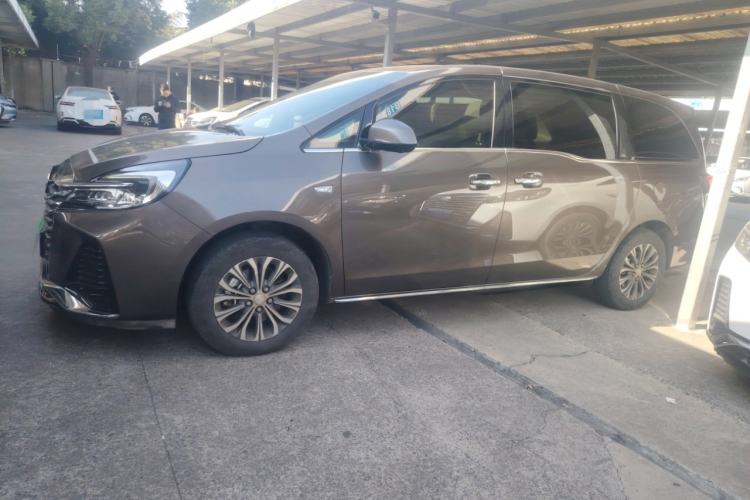 Used Buick GL8 2023 Facelifted Land Cruiser Executive Luxury Version
