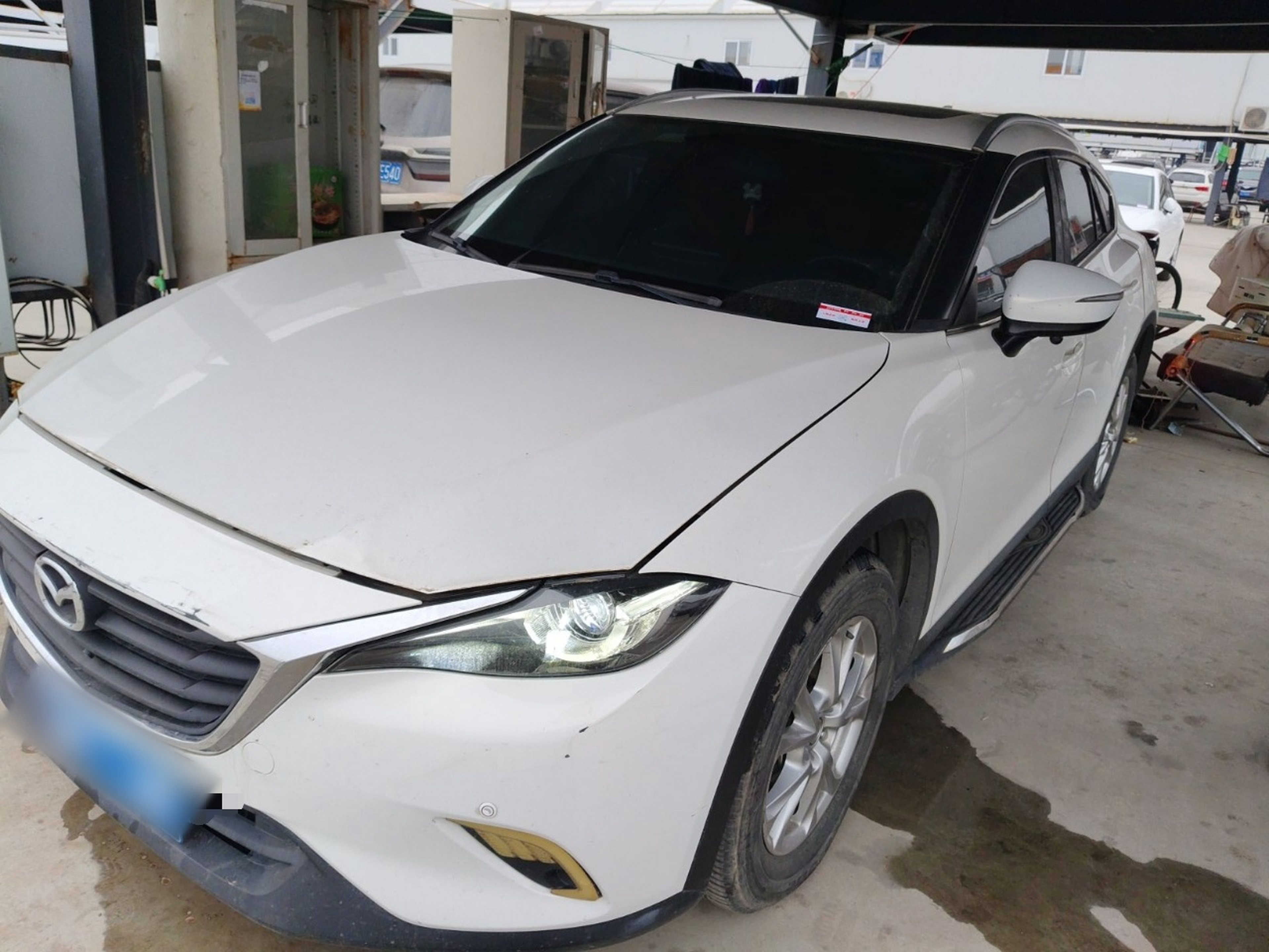 تحت مقدمة السيارة