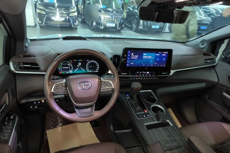 Used Toyota Sienna 2023 2.5L Hybrid Platinum Edition
