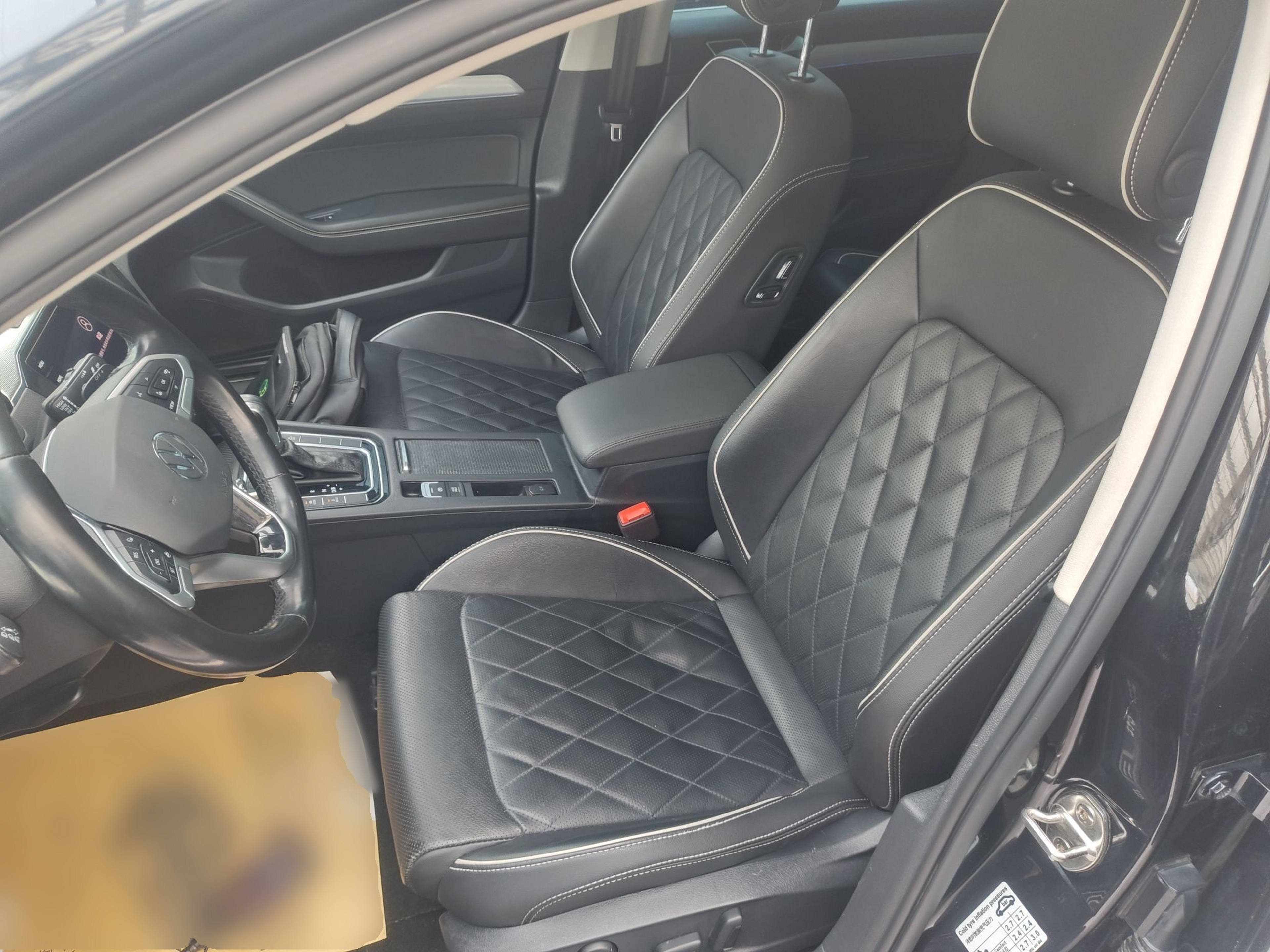 المقاعد الأمامية داخل السيارة