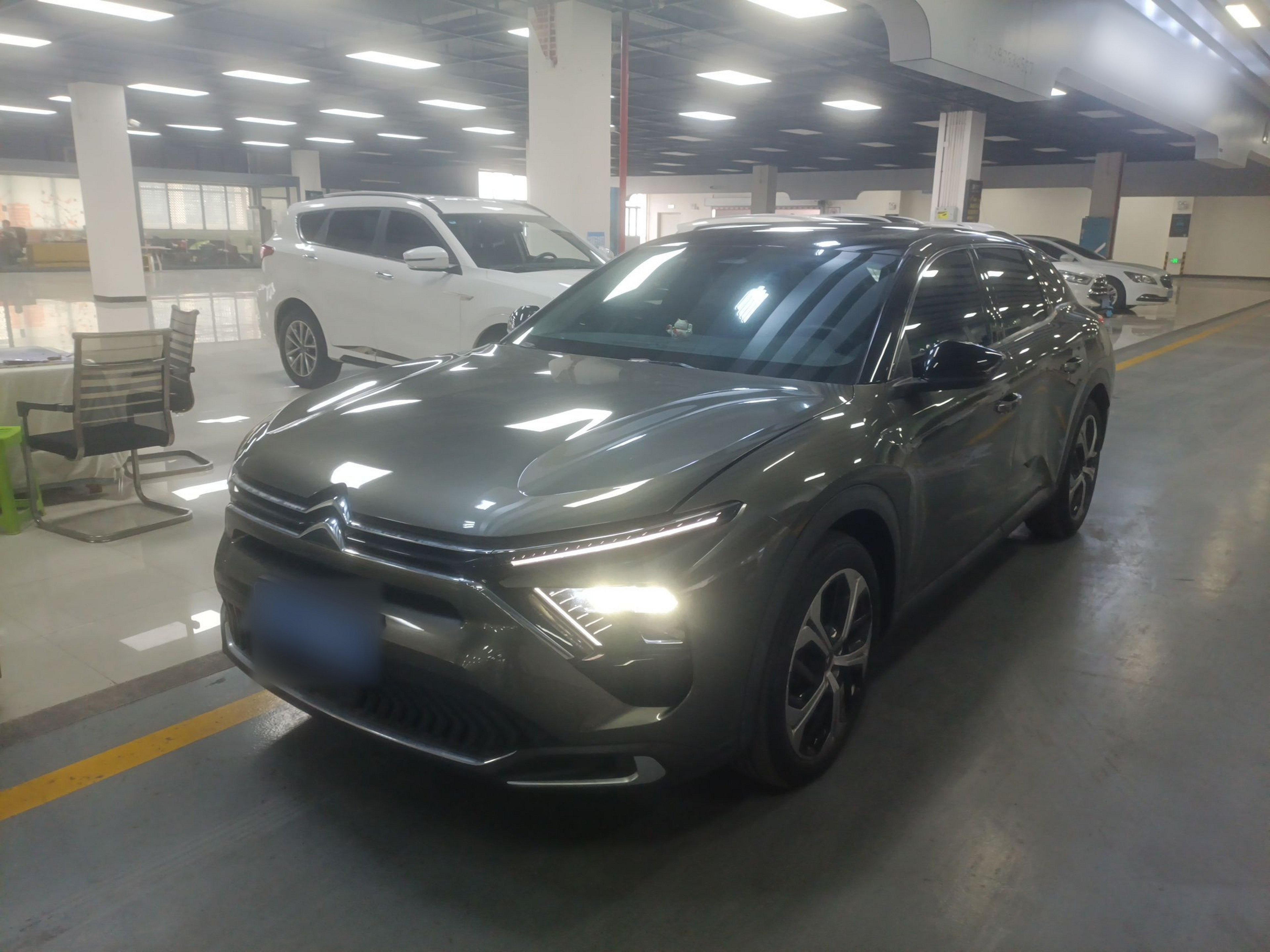 Под передней частью автомобиля